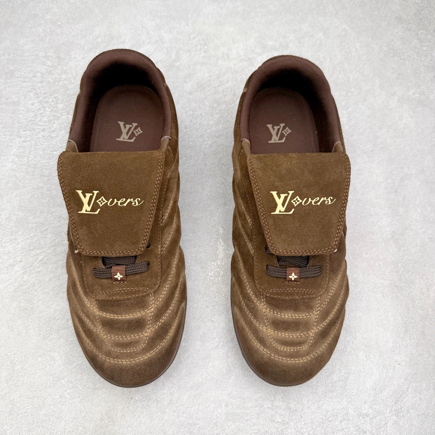 图片[2]-＃纯原 LOUIS VUITTON Footprint Soccer LV 皮革 2025春夏男士系列圆头系带低帮生活休闲鞋 2025春夏系列时装展中亮相，是Pharrell Williams 首次以足球鞋为灵感设计的运动鞋。鞋款的灵感来自跨越世代和文化的足球运动，呼应2025春夏系列时装展团结一致、全民参与的主题。鞋款以流丽的设计著称，侧面以富动感的IV Initials标志点缀，鞋舌缀有灵感来自足球队伍的Lvers United徽章，而脚掌纹橡胶鞋底饰有多款路易威登标志 时髦休闲穿搭 时尚界的弄潮儿 实拍调校N版已经零色差零失真 百分百还原实物色彩所见即所得 不存在货不对板色差等低级问题 选购参考实物拍摄 不混卖不参货 只用心做好货严格选品 承诺混一赔十 尺码：36 37 38 39 40 41 42 43 44 45 46-选品中心