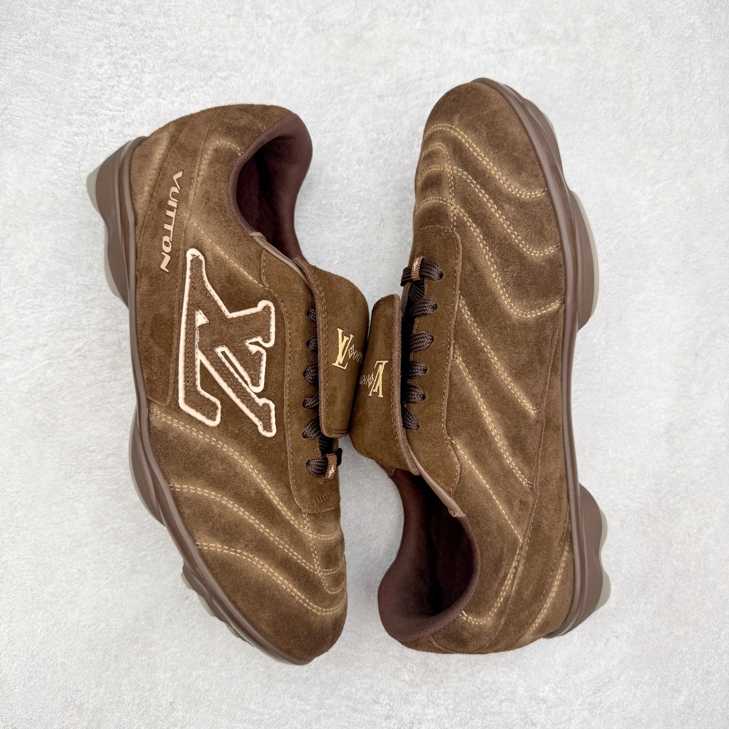 图片[3]-＃纯原 LOUIS VUITTON Footprint Soccer LV 皮革 2025春夏男士系列圆头系带低帮生活休闲鞋 2025春夏系列时装展中亮相，是Pharrell Williams 首次以足球鞋为灵感设计的运动鞋。鞋款的灵感来自跨越世代和文化的足球运动，呼应2025春夏系列时装展团结一致、全民参与的主题。鞋款以流丽的设计著称，侧面以富动感的IV Initials标志点缀，鞋舌缀有灵感来自足球队伍的Lvers United徽章，而脚掌纹橡胶鞋底饰有多款路易威登标志 时髦休闲穿搭 时尚界的弄潮儿 实拍调校N版已经零色差零失真 百分百还原实物色彩所见即所得 不存在货不对板色差等低级问题 选购参考实物拍摄 不混卖不参货 只用心做好货严格选品 承诺混一赔十 尺码：36 37 38 39 40 41 42 43 44 45 46-选品中心