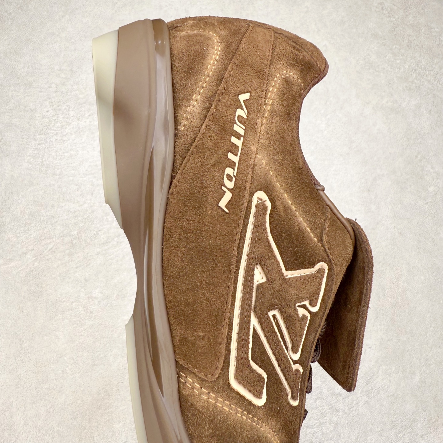 图片[6]-＃纯原 LOUIS VUITTON Footprint Soccer LV 皮革 2025春夏男士系列圆头系带低帮生活休闲鞋 2025春夏系列时装展中亮相，是Pharrell Williams 首次以足球鞋为灵感设计的运动鞋。鞋款的灵感来自跨越世代和文化的足球运动，呼应2025春夏系列时装展团结一致、全民参与的主题。鞋款以流丽的设计著称，侧面以富动感的IV Initials标志点缀，鞋舌缀有灵感来自足球队伍的Lvers United徽章，而脚掌纹橡胶鞋底饰有多款路易威登标志 时髦休闲穿搭 时尚界的弄潮儿 实拍调校N版已经零色差零失真 百分百还原实物色彩所见即所得 不存在货不对板色差等低级问题 选购参考实物拍摄 不混卖不参货 只用心做好货严格选品 承诺混一赔十 尺码：36 37 38 39 40 41 42 43 44 45 46-选品中心