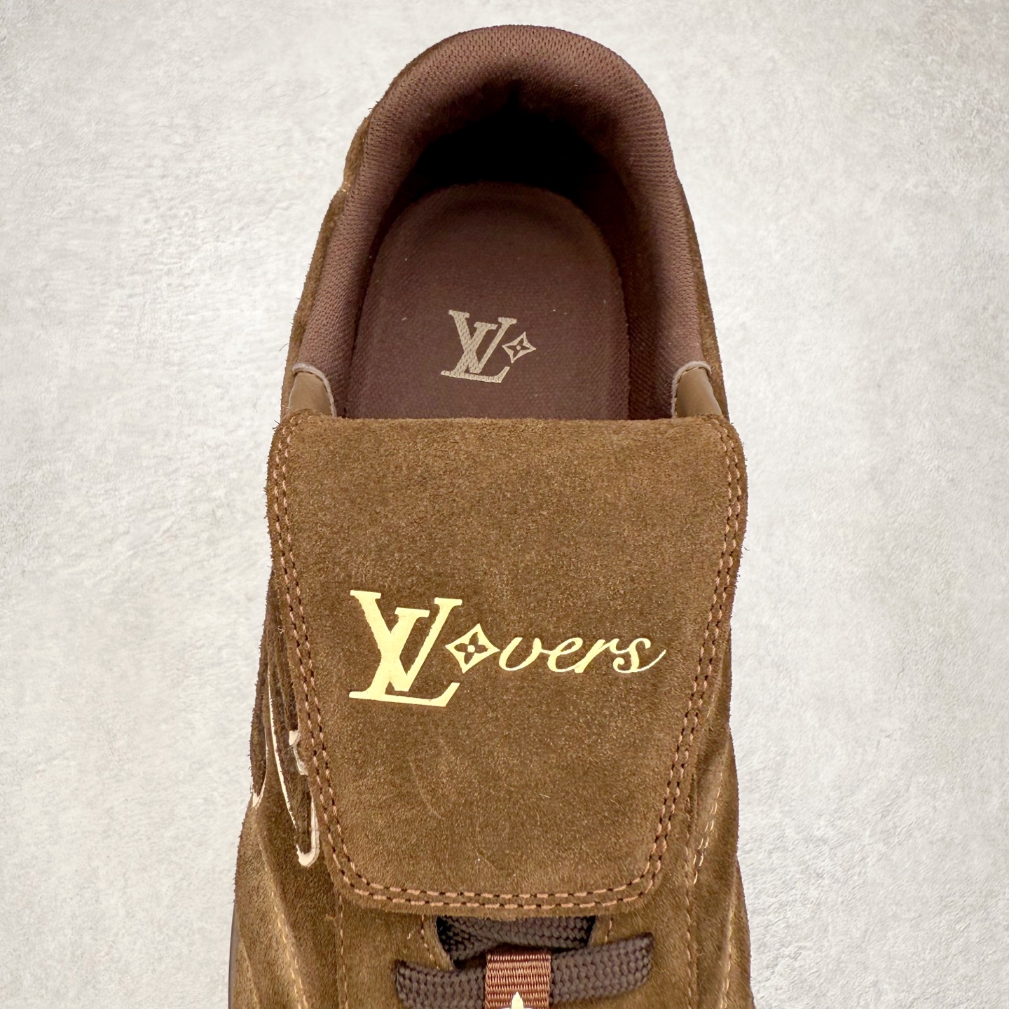 图片[5]-＃纯原 LOUIS VUITTON Footprint Soccer LV 皮革 2025春夏男士系列圆头系带低帮生活休闲鞋 2025春夏系列时装展中亮相，是Pharrell Williams 首次以足球鞋为灵感设计的运动鞋。鞋款的灵感来自跨越世代和文化的足球运动，呼应2025春夏系列时装展团结一致、全民参与的主题。鞋款以流丽的设计著称，侧面以富动感的IV Initials标志点缀，鞋舌缀有灵感来自足球队伍的Lvers United徽章，而脚掌纹橡胶鞋底饰有多款路易威登标志 时髦休闲穿搭 时尚界的弄潮儿 实拍调校N版已经零色差零失真 百分百还原实物色彩所见即所得 不存在货不对板色差等低级问题 选购参考实物拍摄 不混卖不参货 只用心做好货严格选品 承诺混一赔十 尺码：36 37 38 39 40 41 42 43 44 45 46-选品中心