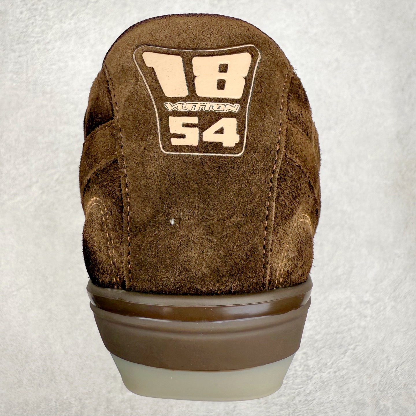 图片[8]-＃纯原 LOUIS VUITTON Footprint Soccer LV 皮革 2025春夏男士系列圆头系带低帮生活休闲鞋 2025春夏系列时装展中亮相，是Pharrell Williams 首次以足球鞋为灵感设计的运动鞋。鞋款的灵感来自跨越世代和文化的足球运动，呼应2025春夏系列时装展团结一致、全民参与的主题。鞋款以流丽的设计著称，侧面以富动感的IV Initials标志点缀，鞋舌缀有灵感来自足球队伍的Lvers United徽章，而脚掌纹橡胶鞋底饰有多款路易威登标志 时髦休闲穿搭 时尚界的弄潮儿 实拍调校N版已经零色差零失真 百分百还原实物色彩所见即所得 不存在货不对板色差等低级问题 选购参考实物拍摄 不混卖不参货 只用心做好货严格选品 承诺混一赔十 尺码：36 37 38 39 40 41 42 43 44 45 46-选品中心