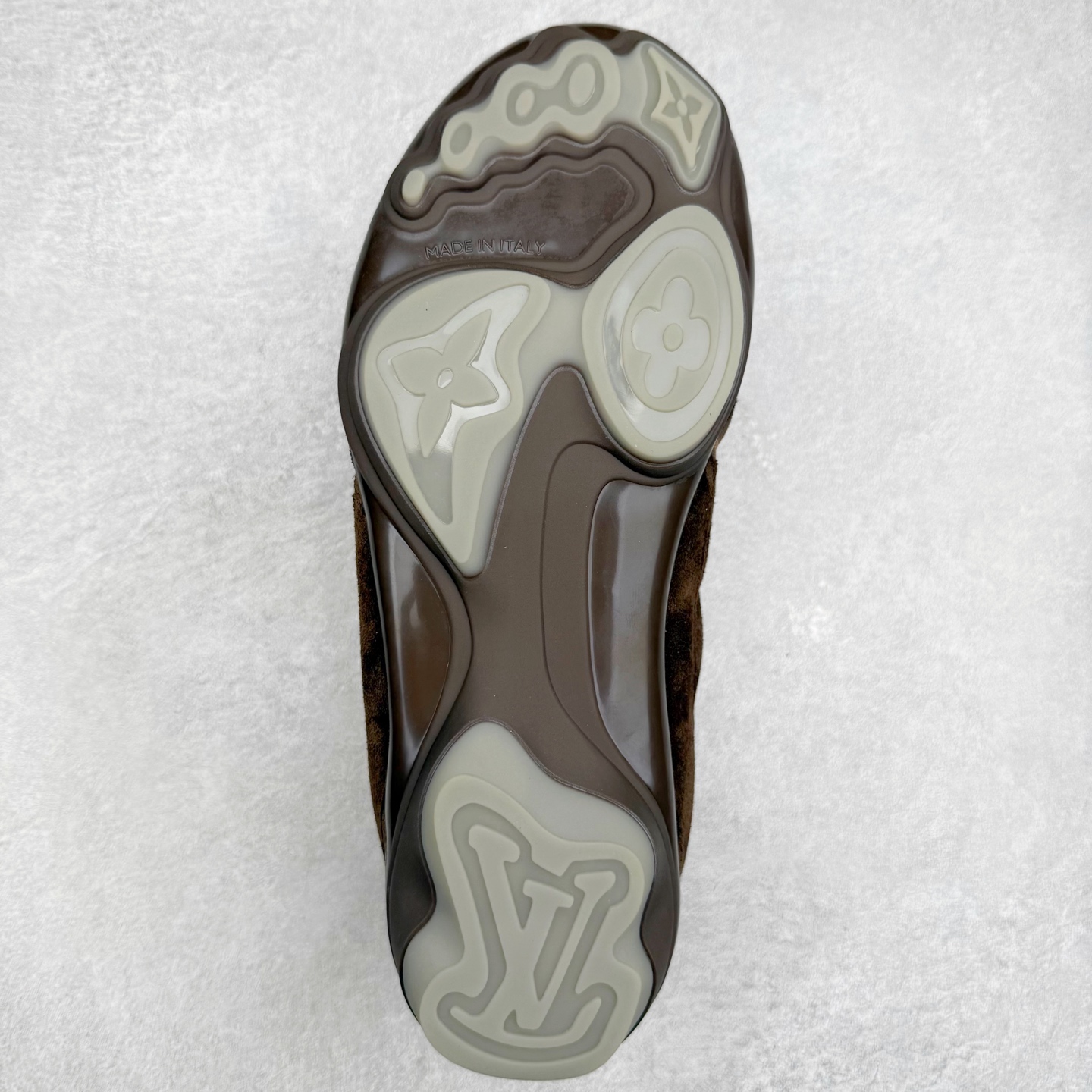 图片[9]-＃纯原 LOUIS VUITTON Footprint Soccer LV 皮革 2025春夏男士系列圆头系带低帮生活休闲鞋 2025春夏系列时装展中亮相，是Pharrell Williams 首次以足球鞋为灵感设计的运动鞋。鞋款的灵感来自跨越世代和文化的足球运动，呼应2025春夏系列时装展团结一致、全民参与的主题。鞋款以流丽的设计著称，侧面以富动感的IV Initials标志点缀，鞋舌缀有灵感来自足球队伍的Lvers United徽章，而脚掌纹橡胶鞋底饰有多款路易威登标志 时髦休闲穿搭 时尚界的弄潮儿 实拍调校N版已经零色差零失真 百分百还原实物色彩所见即所得 不存在货不对板色差等低级问题 选购参考实物拍摄 不混卖不参货 只用心做好货严格选品 承诺混一赔十 尺码：36 37 38 39 40 41 42 43 44 45 46-选品中心