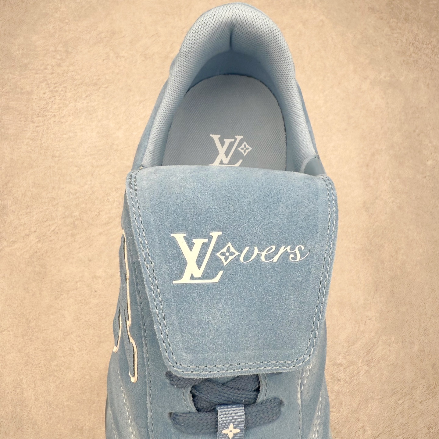 图片[5]-＃纯原 LOUIS VUITTON Footprint Soccer LV 皮革 2025春夏男士系列圆头系带低帮生活休闲鞋 2025春夏系列时装展中亮相，是Pharrell Williams 首次以足球鞋为灵感设计的运动鞋。鞋款的灵感来自跨越世代和文化的足球运动，呼应2025春夏系列时装展团结一致、全民参与的主题。鞋款以流丽的设计著称，侧面以富动感的IV Initials标志点缀，鞋舌缀有灵感来自足球队伍的Lvers United徽章，而脚掌纹橡胶鞋底饰有多款路易威登标志 时髦休闲穿搭 时尚界的弄潮儿 实拍调校N版已经零色差零失真 百分百还原实物色彩所见即所得 不存在货不对板色差等低级问题 选购参考实物拍摄 不混卖不参货 只用心做好货严格选品 承诺混一赔十 尺码：36 37 38 39 40 41 42 43 44 45 46-选品中心