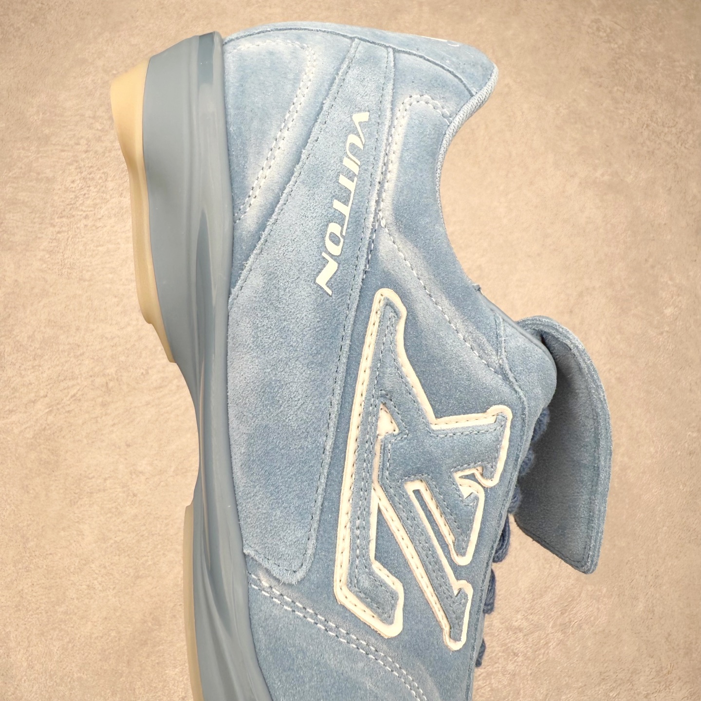 图片[6]-＃纯原 LOUIS VUITTON Footprint Soccer LV 皮革 2025春夏男士系列圆头系带低帮生活休闲鞋 2025春夏系列时装展中亮相，是Pharrell Williams 首次以足球鞋为灵感设计的运动鞋。鞋款的灵感来自跨越世代和文化的足球运动，呼应2025春夏系列时装展团结一致、全民参与的主题。鞋款以流丽的设计著称，侧面以富动感的IV Initials标志点缀，鞋舌缀有灵感来自足球队伍的Lvers United徽章，而脚掌纹橡胶鞋底饰有多款路易威登标志 时髦休闲穿搭 时尚界的弄潮儿 实拍调校N版已经零色差零失真 百分百还原实物色彩所见即所得 不存在货不对板色差等低级问题 选购参考实物拍摄 不混卖不参货 只用心做好货严格选品 承诺混一赔十 尺码：36 37 38 39 40 41 42 43 44 45 46-选品中心