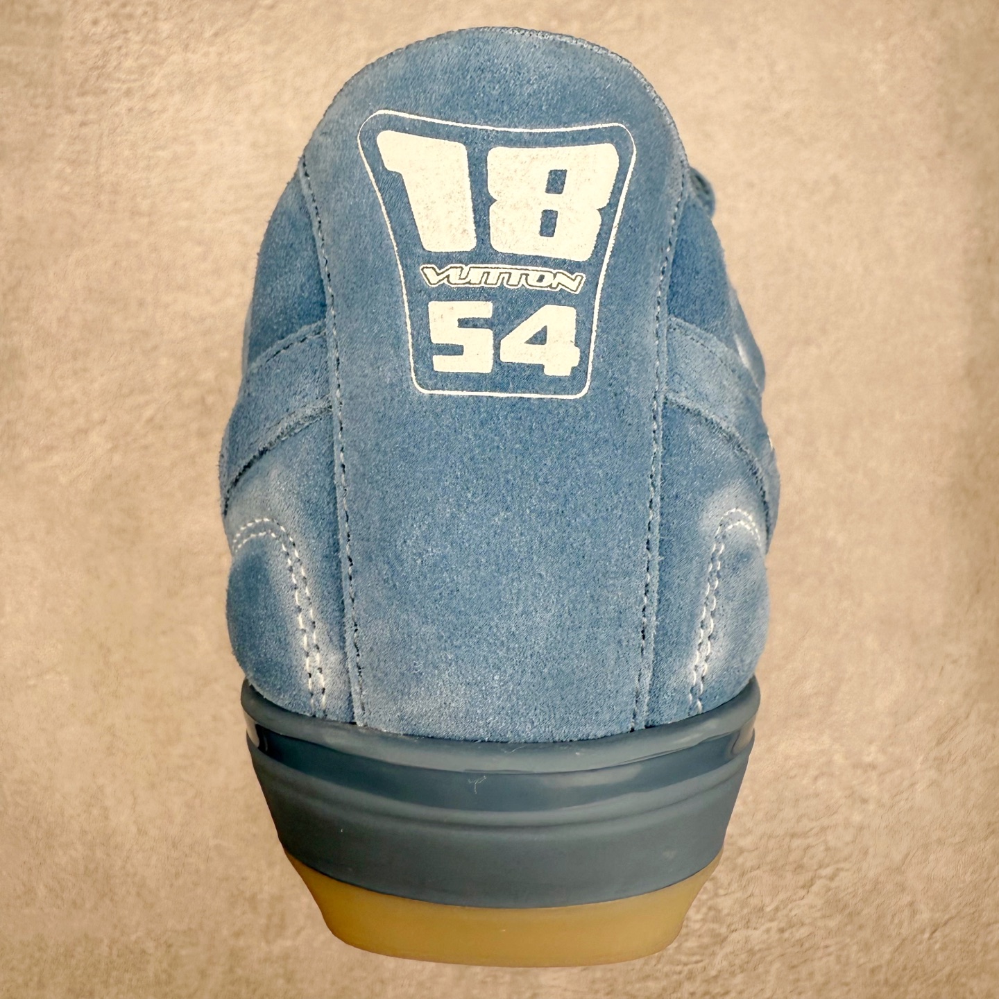 图片[8]-＃纯原 LOUIS VUITTON Footprint Soccer LV 皮革 2025春夏男士系列圆头系带低帮生活休闲鞋 2025春夏系列时装展中亮相，是Pharrell Williams 首次以足球鞋为灵感设计的运动鞋。鞋款的灵感来自跨越世代和文化的足球运动，呼应2025春夏系列时装展团结一致、全民参与的主题。鞋款以流丽的设计著称，侧面以富动感的IV Initials标志点缀，鞋舌缀有灵感来自足球队伍的Lvers United徽章，而脚掌纹橡胶鞋底饰有多款路易威登标志 时髦休闲穿搭 时尚界的弄潮儿 实拍调校N版已经零色差零失真 百分百还原实物色彩所见即所得 不存在货不对板色差等低级问题 选购参考实物拍摄 不混卖不参货 只用心做好货严格选品 承诺混一赔十 尺码：36 37 38 39 40 41 42 43 44 45 46-选品中心