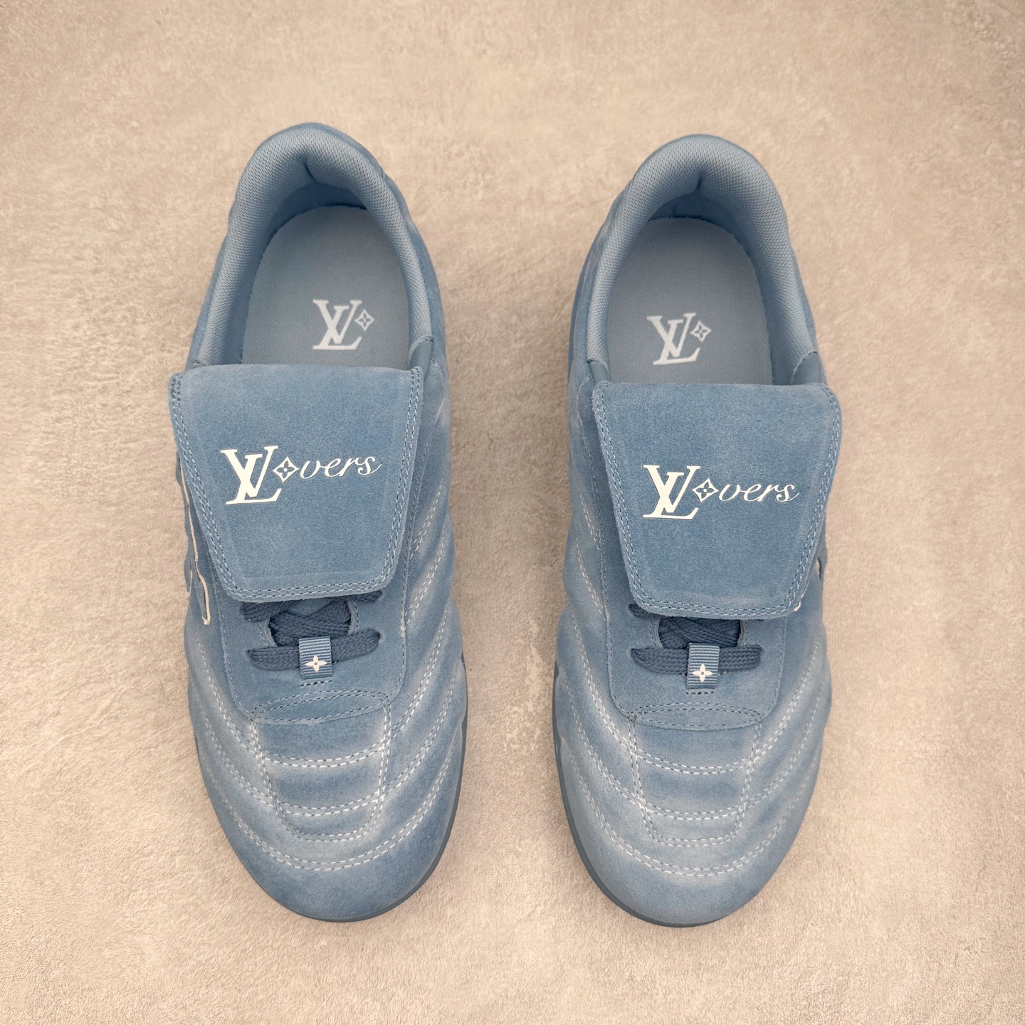 图片[2]-＃纯原 LOUIS VUITTON Footprint Soccer LV 皮革 2025春夏男士系列圆头系带低帮生活休闲鞋 2025春夏系列时装展中亮相，是Pharrell Williams 首次以足球鞋为灵感设计的运动鞋。鞋款的灵感来自跨越世代和文化的足球运动，呼应2025春夏系列时装展团结一致、全民参与的主题。鞋款以流丽的设计著称，侧面以富动感的IV Initials标志点缀，鞋舌缀有灵感来自足球队伍的Lvers United徽章，而脚掌纹橡胶鞋底饰有多款路易威登标志 时髦休闲穿搭 时尚界的弄潮儿 实拍调校N版已经零色差零失真 百分百还原实物色彩所见即所得 不存在货不对板色差等低级问题 选购参考实物拍摄 不混卖不参货 只用心做好货严格选品 承诺混一赔十 尺码：36 37 38 39 40 41 42 43 44 45 46-选品中心