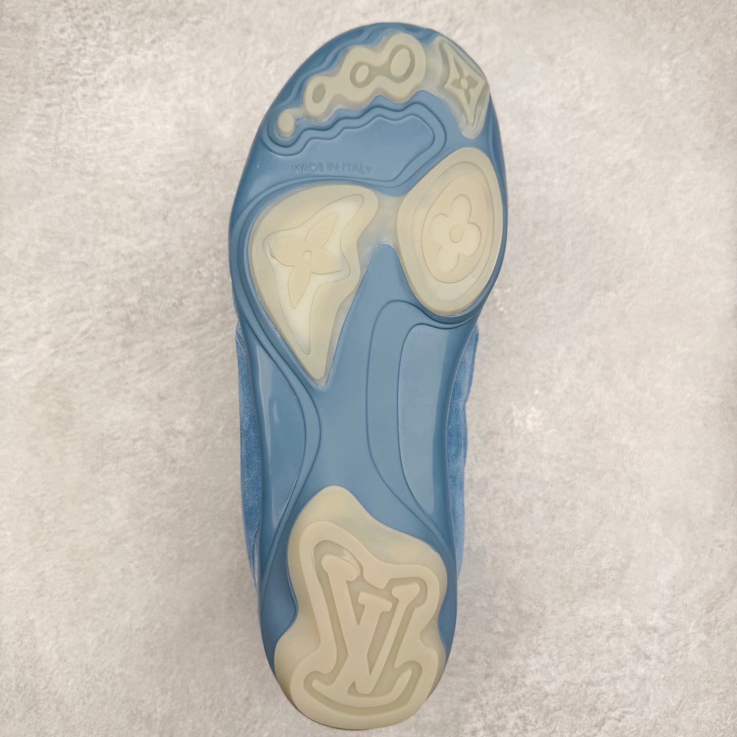 图片[9]-＃纯原 LOUIS VUITTON Footprint Soccer LV 皮革 2025春夏男士系列圆头系带低帮生活休闲鞋 2025春夏系列时装展中亮相，是Pharrell Williams 首次以足球鞋为灵感设计的运动鞋。鞋款的灵感来自跨越世代和文化的足球运动，呼应2025春夏系列时装展团结一致、全民参与的主题。鞋款以流丽的设计著称，侧面以富动感的IV Initials标志点缀，鞋舌缀有灵感来自足球队伍的Lvers United徽章，而脚掌纹橡胶鞋底饰有多款路易威登标志 时髦休闲穿搭 时尚界的弄潮儿 实拍调校N版已经零色差零失真 百分百还原实物色彩所见即所得 不存在货不对板色差等低级问题 选购参考实物拍摄 不混卖不参货 只用心做好货严格选品 承诺混一赔十 尺码：36 37 38 39 40 41 42 43 44 45 46-选品中心