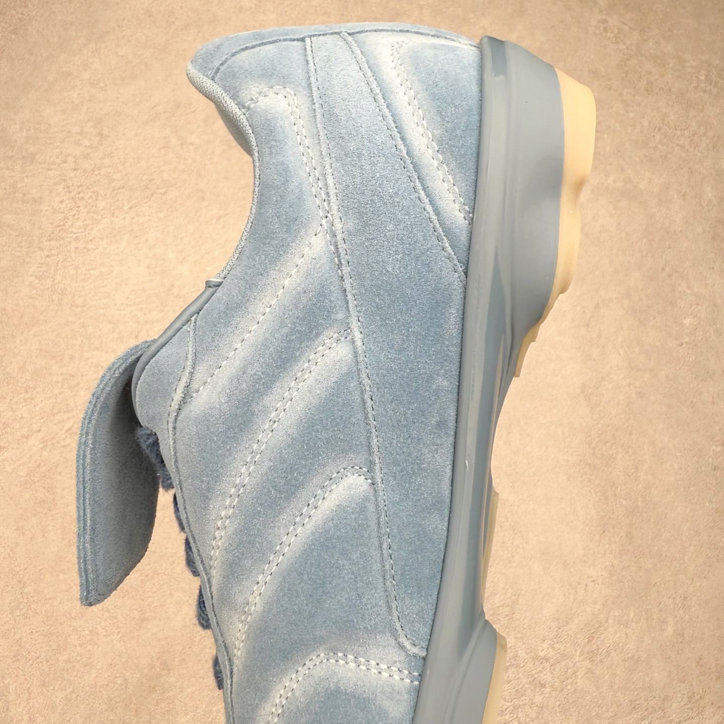 图片[7]-＃纯原 LOUIS VUITTON Footprint Soccer LV 皮革 2025春夏男士系列圆头系带低帮生活休闲鞋 2025春夏系列时装展中亮相，是Pharrell Williams 首次以足球鞋为灵感设计的运动鞋。鞋款的灵感来自跨越世代和文化的足球运动，呼应2025春夏系列时装展团结一致、全民参与的主题。鞋款以流丽的设计著称，侧面以富动感的IV Initials标志点缀，鞋舌缀有灵感来自足球队伍的Lvers United徽章，而脚掌纹橡胶鞋底饰有多款路易威登标志 时髦休闲穿搭 时尚界的弄潮儿 实拍调校N版已经零色差零失真 百分百还原实物色彩所见即所得 不存在货不对板色差等低级问题 选购参考实物拍摄 不混卖不参货 只用心做好货严格选品 承诺混一赔十 尺码：36 37 38 39 40 41 42 43 44 45 46-选品中心