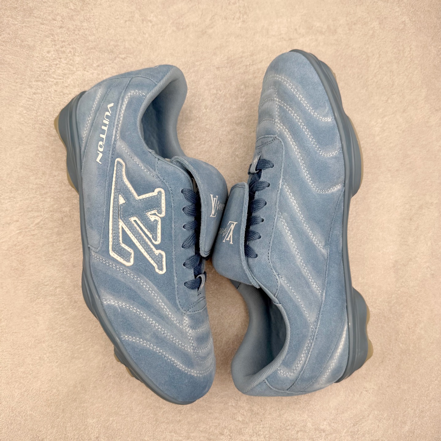 图片[3]-＃纯原 LOUIS VUITTON Footprint Soccer LV 皮革 2025春夏男士系列圆头系带低帮生活休闲鞋 2025春夏系列时装展中亮相，是Pharrell Williams 首次以足球鞋为灵感设计的运动鞋。鞋款的灵感来自跨越世代和文化的足球运动，呼应2025春夏系列时装展团结一致、全民参与的主题。鞋款以流丽的设计著称，侧面以富动感的IV Initials标志点缀，鞋舌缀有灵感来自足球队伍的Lvers United徽章，而脚掌纹橡胶鞋底饰有多款路易威登标志 时髦休闲穿搭 时尚界的弄潮儿 实拍调校N版已经零色差零失真 百分百还原实物色彩所见即所得 不存在货不对板色差等低级问题 选购参考实物拍摄 不混卖不参货 只用心做好货严格选品 承诺混一赔十 尺码：36 37 38 39 40 41 42 43 44 45 46-选品中心