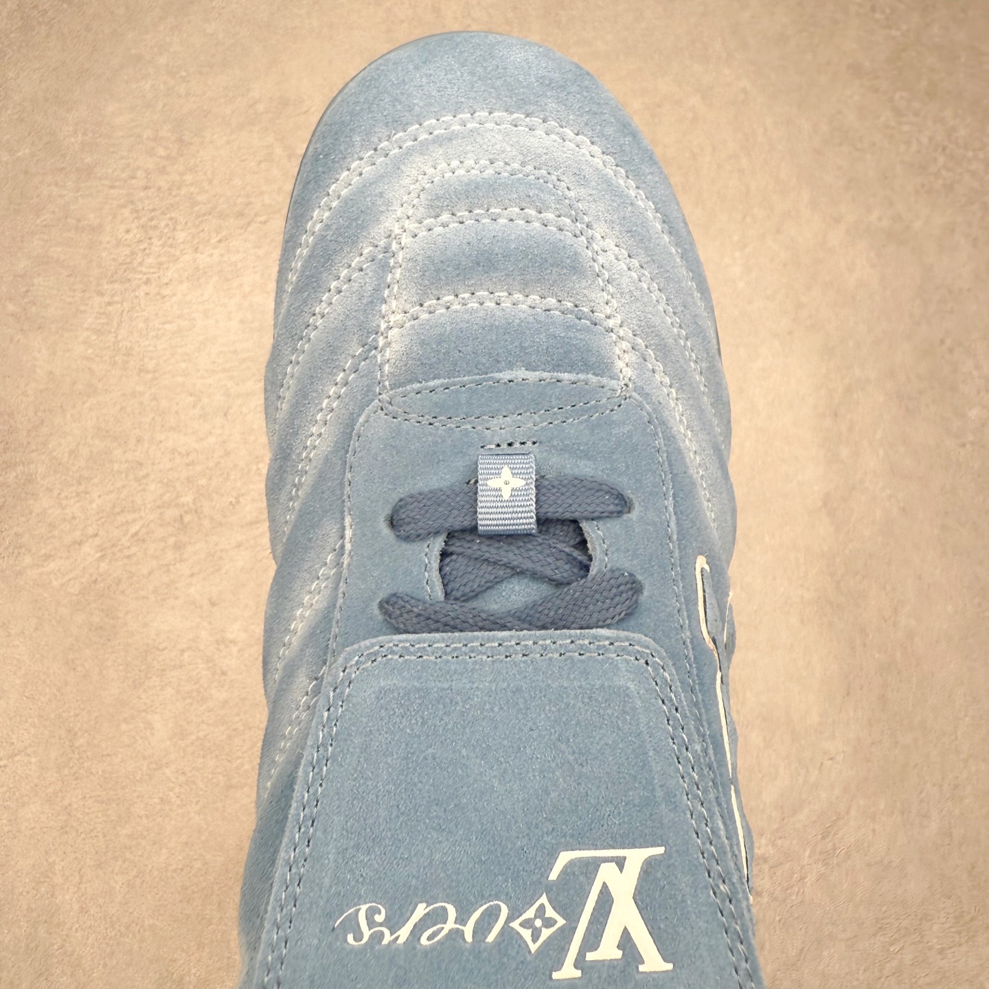 图片[4]-＃纯原 LOUIS VUITTON Footprint Soccer LV 皮革 2025春夏男士系列圆头系带低帮生活休闲鞋 2025春夏系列时装展中亮相，是Pharrell Williams 首次以足球鞋为灵感设计的运动鞋。鞋款的灵感来自跨越世代和文化的足球运动，呼应2025春夏系列时装展团结一致、全民参与的主题。鞋款以流丽的设计著称，侧面以富动感的IV Initials标志点缀，鞋舌缀有灵感来自足球队伍的Lvers United徽章，而脚掌纹橡胶鞋底饰有多款路易威登标志 时髦休闲穿搭 时尚界的弄潮儿 实拍调校N版已经零色差零失真 百分百还原实物色彩所见即所得 不存在货不对板色差等低级问题 选购参考实物拍摄 不混卖不参货 只用心做好货严格选品 承诺混一赔十 尺码：36 37 38 39 40 41 42 43 44 45 46-选品中心