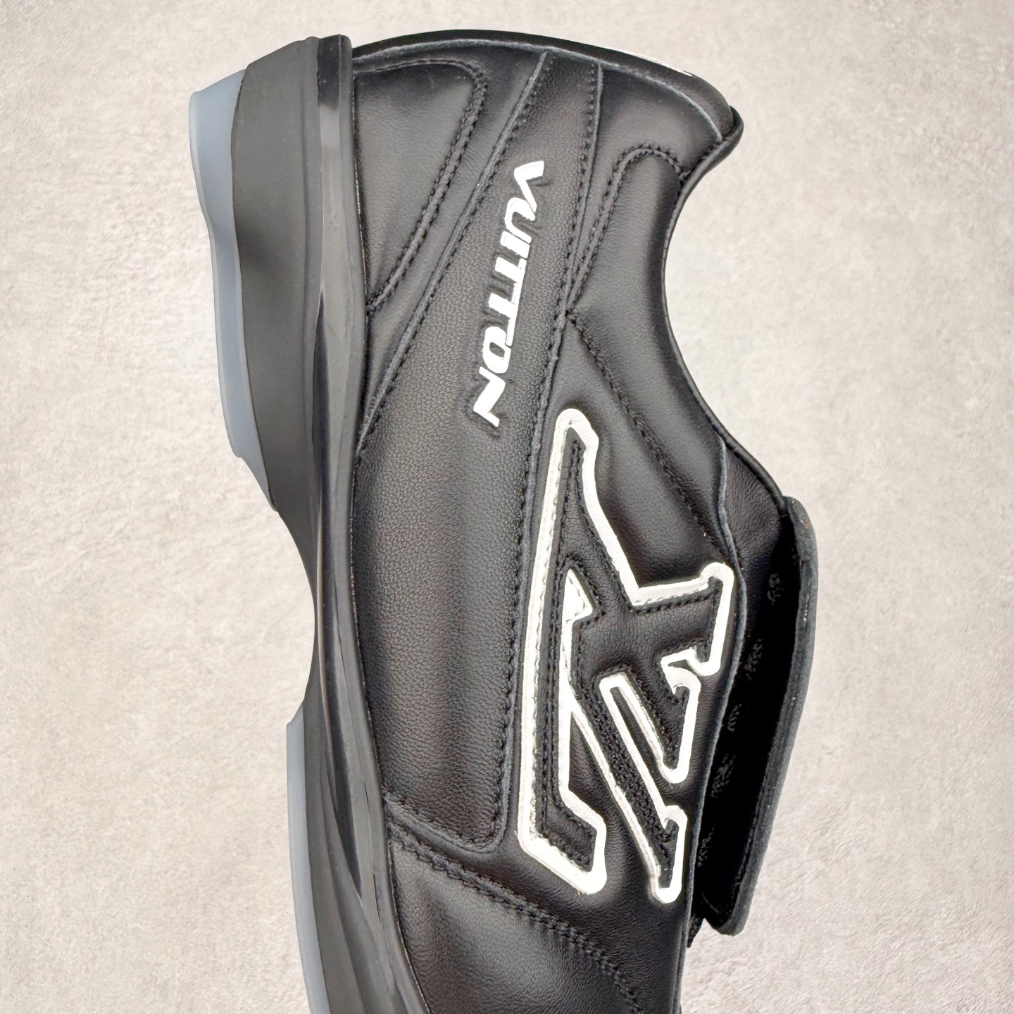 图片[6]-＃纯原 LOUIS VUITTON Footprint Soccer LV 皮革 2025春夏男士系列圆头系带低帮生活休闲鞋 2025春夏系列时装展中亮相，是Pharrell Williams 首次以足球鞋为灵感设计的运动鞋。鞋款的灵感来自跨越世代和文化的足球运动，呼应2025春夏系列时装展团结一致、全民参与的主题。鞋款以流丽的设计著称，侧面以富动感的IV Initials标志点缀，鞋舌缀有灵感来自足球队伍的Lvers United徽章，而脚掌纹橡胶鞋底饰有多款路易威登标志 时髦休闲穿搭 时尚界的弄潮儿 实拍调校N版已经零色差零失真 百分百还原实物色彩所见即所得 不存在货不对板色差等低级问题 选购参考实物拍摄 不混卖不参货 只用心做好货严格选品 承诺混一赔十 尺码：36 37 38 39 40 41 42 43 44 45 46-选品中心