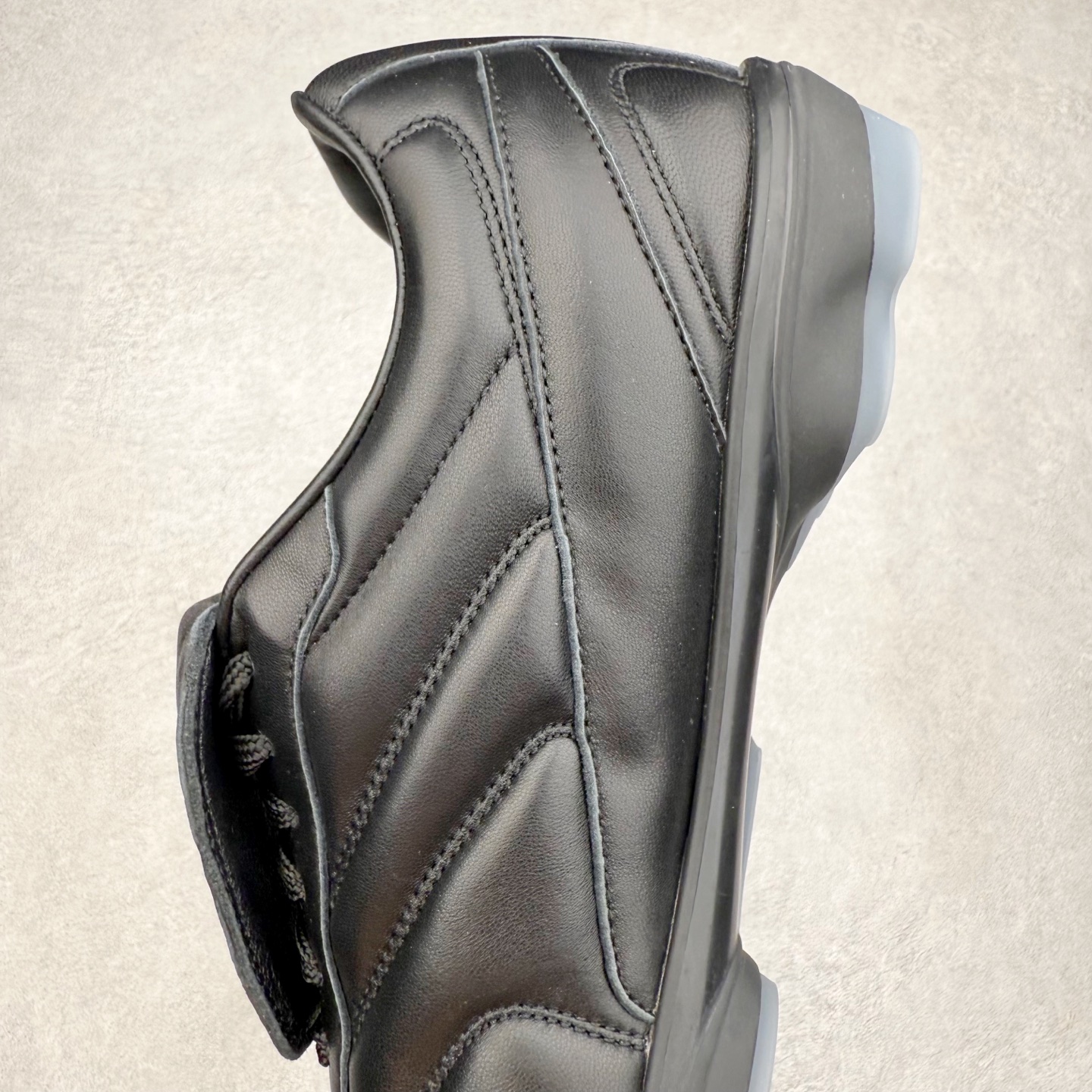 图片[7]-＃纯原 LOUIS VUITTON Footprint Soccer LV 皮革 2025春夏男士系列圆头系带低帮生活休闲鞋 2025春夏系列时装展中亮相，是Pharrell Williams 首次以足球鞋为灵感设计的运动鞋。鞋款的灵感来自跨越世代和文化的足球运动，呼应2025春夏系列时装展团结一致、全民参与的主题。鞋款以流丽的设计著称，侧面以富动感的IV Initials标志点缀，鞋舌缀有灵感来自足球队伍的Lvers United徽章，而脚掌纹橡胶鞋底饰有多款路易威登标志 时髦休闲穿搭 时尚界的弄潮儿 实拍调校N版已经零色差零失真 百分百还原实物色彩所见即所得 不存在货不对板色差等低级问题 选购参考实物拍摄 不混卖不参货 只用心做好货严格选品 承诺混一赔十 尺码：36 37 38 39 40 41 42 43 44 45 46-选品中心