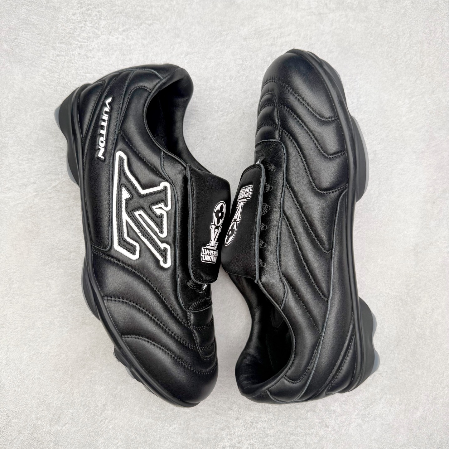 图片[3]-＃纯原 LOUIS VUITTON Footprint Soccer LV 皮革 2025春夏男士系列圆头系带低帮生活休闲鞋 2025春夏系列时装展中亮相，是Pharrell Williams 首次以足球鞋为灵感设计的运动鞋。鞋款的灵感来自跨越世代和文化的足球运动，呼应2025春夏系列时装展团结一致、全民参与的主题。鞋款以流丽的设计著称，侧面以富动感的IV Initials标志点缀，鞋舌缀有灵感来自足球队伍的Lvers United徽章，而脚掌纹橡胶鞋底饰有多款路易威登标志 时髦休闲穿搭 时尚界的弄潮儿 实拍调校N版已经零色差零失真 百分百还原实物色彩所见即所得 不存在货不对板色差等低级问题 选购参考实物拍摄 不混卖不参货 只用心做好货严格选品 承诺混一赔十 尺码：36 37 38 39 40 41 42 43 44 45 46-选品中心