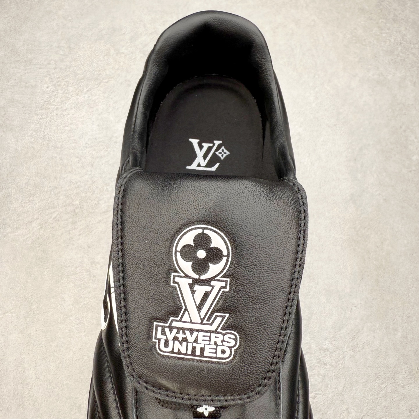 图片[5]-＃纯原 LOUIS VUITTON Footprint Soccer LV 皮革 2025春夏男士系列圆头系带低帮生活休闲鞋 2025春夏系列时装展中亮相，是Pharrell Williams 首次以足球鞋为灵感设计的运动鞋。鞋款的灵感来自跨越世代和文化的足球运动，呼应2025春夏系列时装展团结一致、全民参与的主题。鞋款以流丽的设计著称，侧面以富动感的IV Initials标志点缀，鞋舌缀有灵感来自足球队伍的Lvers United徽章，而脚掌纹橡胶鞋底饰有多款路易威登标志 时髦休闲穿搭 时尚界的弄潮儿 实拍调校N版已经零色差零失真 百分百还原实物色彩所见即所得 不存在货不对板色差等低级问题 选购参考实物拍摄 不混卖不参货 只用心做好货严格选品 承诺混一赔十 尺码：36 37 38 39 40 41 42 43 44 45 46-选品中心