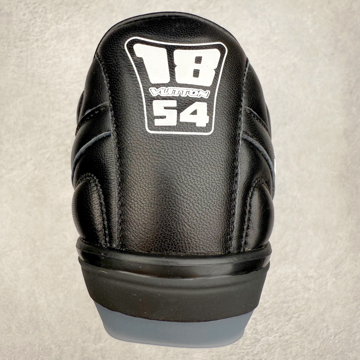 图片[8]-＃纯原 LOUIS VUITTON Footprint Soccer LV 皮革 2025春夏男士系列圆头系带低帮生活休闲鞋 2025春夏系列时装展中亮相，是Pharrell Williams 首次以足球鞋为灵感设计的运动鞋。鞋款的灵感来自跨越世代和文化的足球运动，呼应2025春夏系列时装展团结一致、全民参与的主题。鞋款以流丽的设计著称，侧面以富动感的IV Initials标志点缀，鞋舌缀有灵感来自足球队伍的Lvers United徽章，而脚掌纹橡胶鞋底饰有多款路易威登标志 时髦休闲穿搭 时尚界的弄潮儿 实拍调校N版已经零色差零失真 百分百还原实物色彩所见即所得 不存在货不对板色差等低级问题 选购参考实物拍摄 不混卖不参货 只用心做好货严格选品 承诺混一赔十 尺码：36 37 38 39 40 41 42 43 44 45 46-选品中心