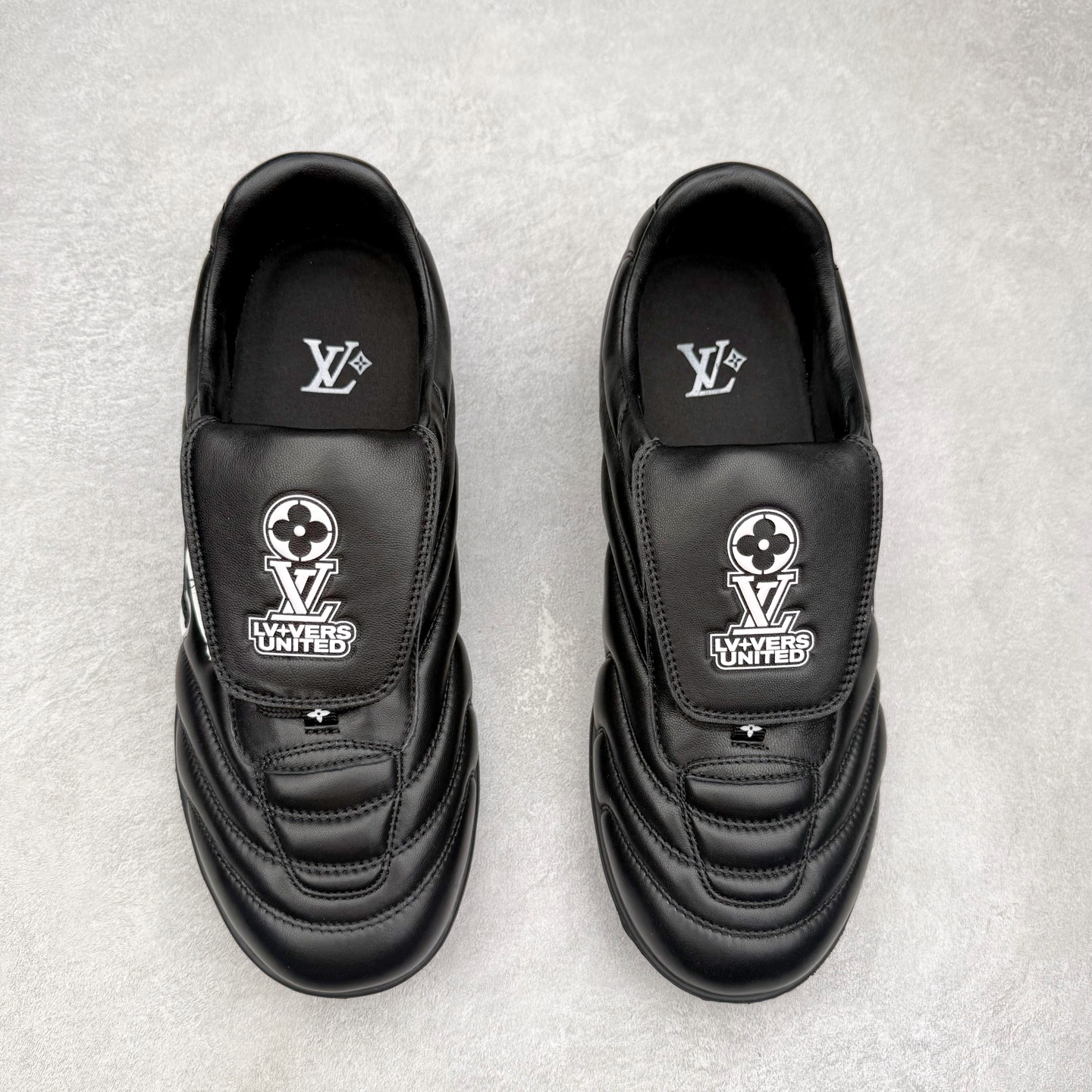 图片[2]-＃纯原 LOUIS VUITTON Footprint Soccer LV 皮革 2025春夏男士系列圆头系带低帮生活休闲鞋 2025春夏系列时装展中亮相，是Pharrell Williams 首次以足球鞋为灵感设计的运动鞋。鞋款的灵感来自跨越世代和文化的足球运动，呼应2025春夏系列时装展团结一致、全民参与的主题。鞋款以流丽的设计著称，侧面以富动感的IV Initials标志点缀，鞋舌缀有灵感来自足球队伍的Lvers United徽章，而脚掌纹橡胶鞋底饰有多款路易威登标志 时髦休闲穿搭 时尚界的弄潮儿 实拍调校N版已经零色差零失真 百分百还原实物色彩所见即所得 不存在货不对板色差等低级问题 选购参考实物拍摄 不混卖不参货 只用心做好货严格选品 承诺混一赔十 尺码：36 37 38 39 40 41 42 43 44 45 46-选品中心