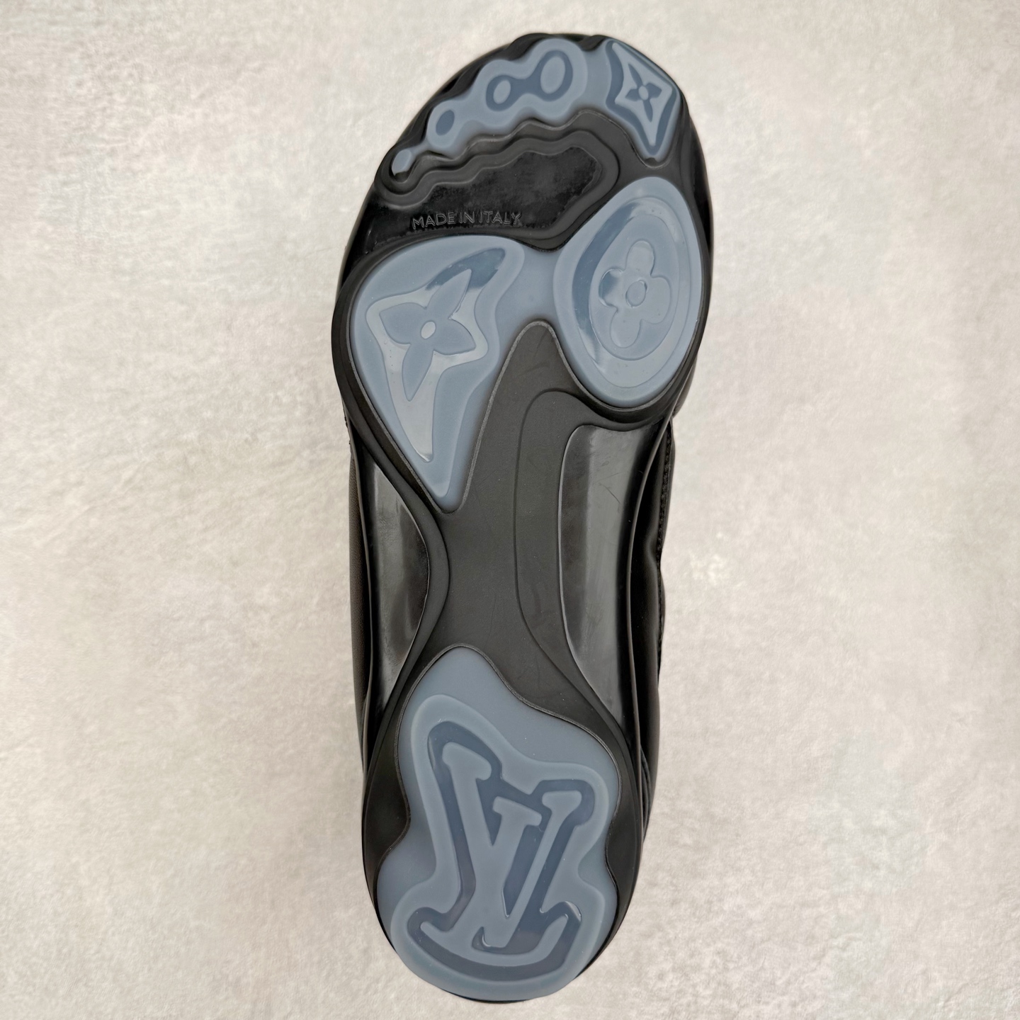 图片[9]-＃纯原 LOUIS VUITTON Footprint Soccer LV 皮革 2025春夏男士系列圆头系带低帮生活休闲鞋 2025春夏系列时装展中亮相，是Pharrell Williams 首次以足球鞋为灵感设计的运动鞋。鞋款的灵感来自跨越世代和文化的足球运动，呼应2025春夏系列时装展团结一致、全民参与的主题。鞋款以流丽的设计著称，侧面以富动感的IV Initials标志点缀，鞋舌缀有灵感来自足球队伍的Lvers United徽章，而脚掌纹橡胶鞋底饰有多款路易威登标志 时髦休闲穿搭 时尚界的弄潮儿 实拍调校N版已经零色差零失真 百分百还原实物色彩所见即所得 不存在货不对板色差等低级问题 选购参考实物拍摄 不混卖不参货 只用心做好货严格选品 承诺混一赔十 尺码：36 37 38 39 40 41 42 43 44 45 46-选品中心