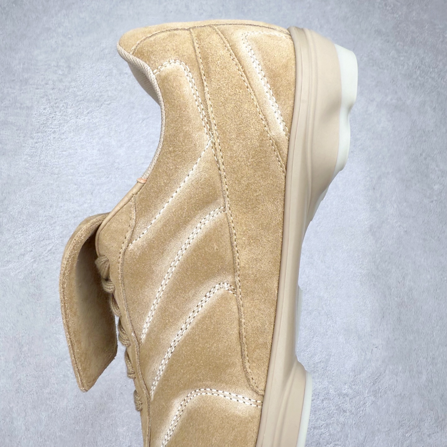 图片[7]-＃纯原 LOUIS VUITTON Footprint Soccer LV 皮革 2025春夏男士系列圆头系带低帮生活休闲鞋 2025春夏系列时装展中亮相，是Pharrell Williams 首次以足球鞋为灵感设计的运动鞋。鞋款的灵感来自跨越世代和文化的足球运动，呼应2025春夏系列时装展团结一致、全民参与的主题。鞋款以流丽的设计著称，侧面以富动感的IV Initials标志点缀，鞋舌缀有灵感来自足球队伍的Lvers United徽章，而脚掌纹橡胶鞋底饰有多款路易威登标志 时髦休闲穿搭 时尚界的弄潮儿 实拍调校N版已经零色差零失真 百分百还原实物色彩所见即所得 不存在货不对板色差等低级问题 选购参考实物拍摄 不混卖不参货 只用心做好货严格选品 承诺混一赔十 尺码：36 37 38 39 40 41 42 43 44 45 46-选品中心