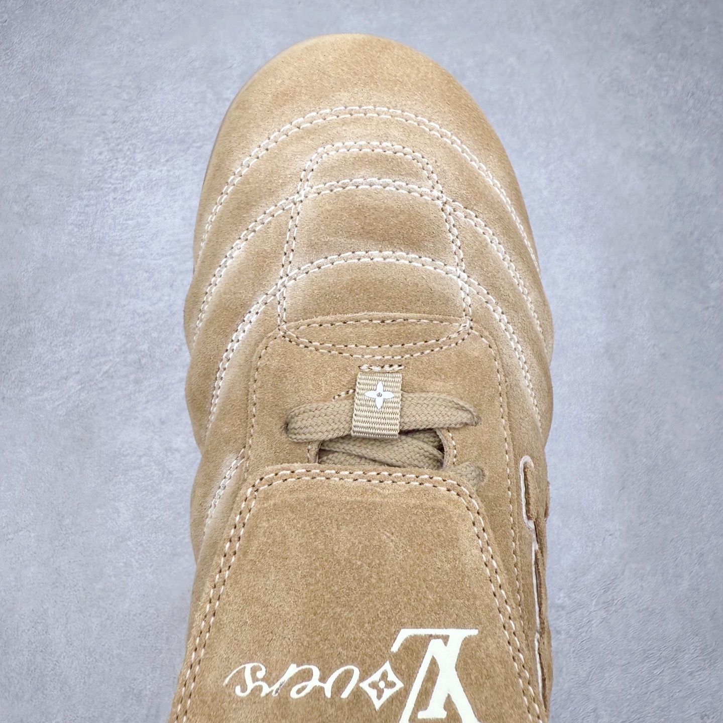 图片[4]-＃纯原 LOUIS VUITTON Footprint Soccer LV 皮革 2025春夏男士系列圆头系带低帮生活休闲鞋 2025春夏系列时装展中亮相，是Pharrell Williams 首次以足球鞋为灵感设计的运动鞋。鞋款的灵感来自跨越世代和文化的足球运动，呼应2025春夏系列时装展团结一致、全民参与的主题。鞋款以流丽的设计著称，侧面以富动感的IV Initials标志点缀，鞋舌缀有灵感来自足球队伍的Lvers United徽章，而脚掌纹橡胶鞋底饰有多款路易威登标志 时髦休闲穿搭 时尚界的弄潮儿 实拍调校N版已经零色差零失真 百分百还原实物色彩所见即所得 不存在货不对板色差等低级问题 选购参考实物拍摄 不混卖不参货 只用心做好货严格选品 承诺混一赔十 尺码：36 37 38 39 40 41 42 43 44 45 46-选品中心