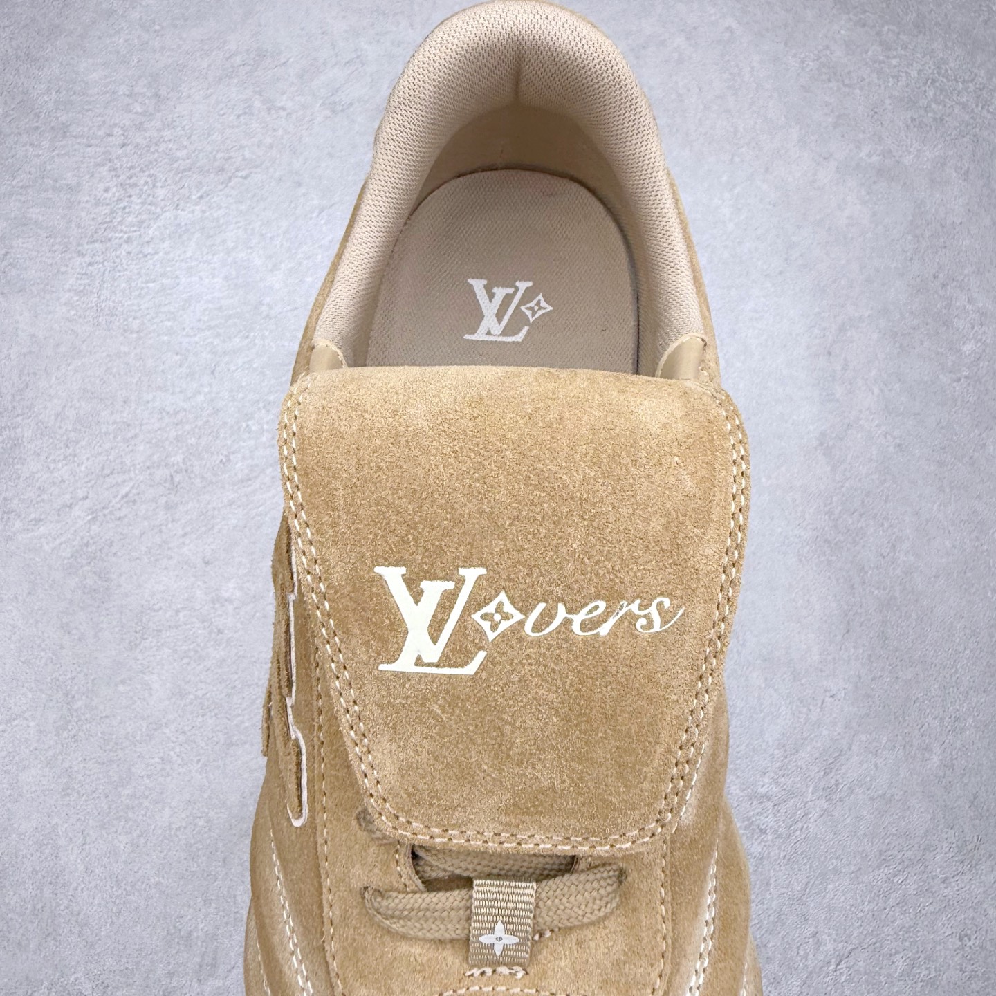 图片[5]-＃纯原 LOUIS VUITTON Footprint Soccer LV 皮革 2025春夏男士系列圆头系带低帮生活休闲鞋 2025春夏系列时装展中亮相，是Pharrell Williams 首次以足球鞋为灵感设计的运动鞋。鞋款的灵感来自跨越世代和文化的足球运动，呼应2025春夏系列时装展团结一致、全民参与的主题。鞋款以流丽的设计著称，侧面以富动感的IV Initials标志点缀，鞋舌缀有灵感来自足球队伍的Lvers United徽章，而脚掌纹橡胶鞋底饰有多款路易威登标志 时髦休闲穿搭 时尚界的弄潮儿 实拍调校N版已经零色差零失真 百分百还原实物色彩所见即所得 不存在货不对板色差等低级问题 选购参考实物拍摄 不混卖不参货 只用心做好货严格选品 承诺混一赔十 尺码：36 37 38 39 40 41 42 43 44 45 46-选品中心