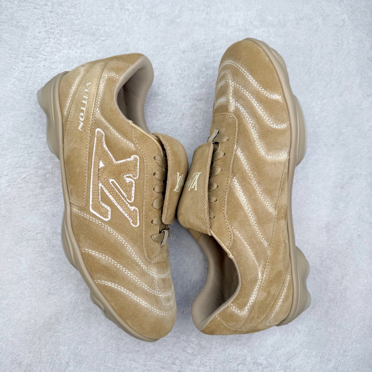 图片[3]-＃纯原 LOUIS VUITTON Footprint Soccer LV 皮革 2025春夏男士系列圆头系带低帮生活休闲鞋 2025春夏系列时装展中亮相，是Pharrell Williams 首次以足球鞋为灵感设计的运动鞋。鞋款的灵感来自跨越世代和文化的足球运动，呼应2025春夏系列时装展团结一致、全民参与的主题。鞋款以流丽的设计著称，侧面以富动感的IV Initials标志点缀，鞋舌缀有灵感来自足球队伍的Lvers United徽章，而脚掌纹橡胶鞋底饰有多款路易威登标志 时髦休闲穿搭 时尚界的弄潮儿 实拍调校N版已经零色差零失真 百分百还原实物色彩所见即所得 不存在货不对板色差等低级问题 选购参考实物拍摄 不混卖不参货 只用心做好货严格选品 承诺混一赔十 尺码：36 37 38 39 40 41 42 43 44 45 46-选品中心