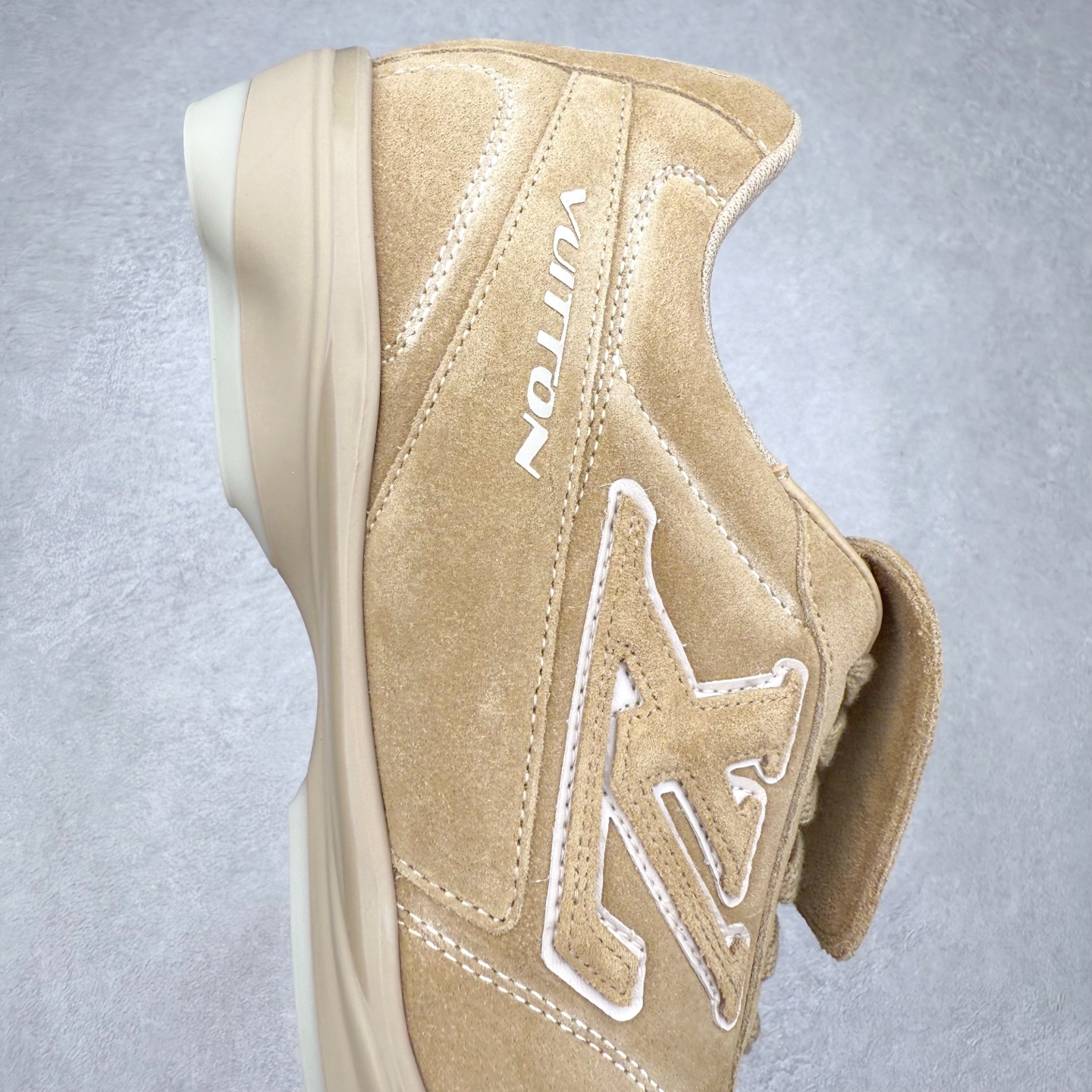 图片[6]-＃纯原 LOUIS VUITTON Footprint Soccer LV 皮革 2025春夏男士系列圆头系带低帮生活休闲鞋 2025春夏系列时装展中亮相，是Pharrell Williams 首次以足球鞋为灵感设计的运动鞋。鞋款的灵感来自跨越世代和文化的足球运动，呼应2025春夏系列时装展团结一致、全民参与的主题。鞋款以流丽的设计著称，侧面以富动感的IV Initials标志点缀，鞋舌缀有灵感来自足球队伍的Lvers United徽章，而脚掌纹橡胶鞋底饰有多款路易威登标志 时髦休闲穿搭 时尚界的弄潮儿 实拍调校N版已经零色差零失真 百分百还原实物色彩所见即所得 不存在货不对板色差等低级问题 选购参考实物拍摄 不混卖不参货 只用心做好货严格选品 承诺混一赔十 尺码：36 37 38 39 40 41 42 43 44 45 46-选品中心