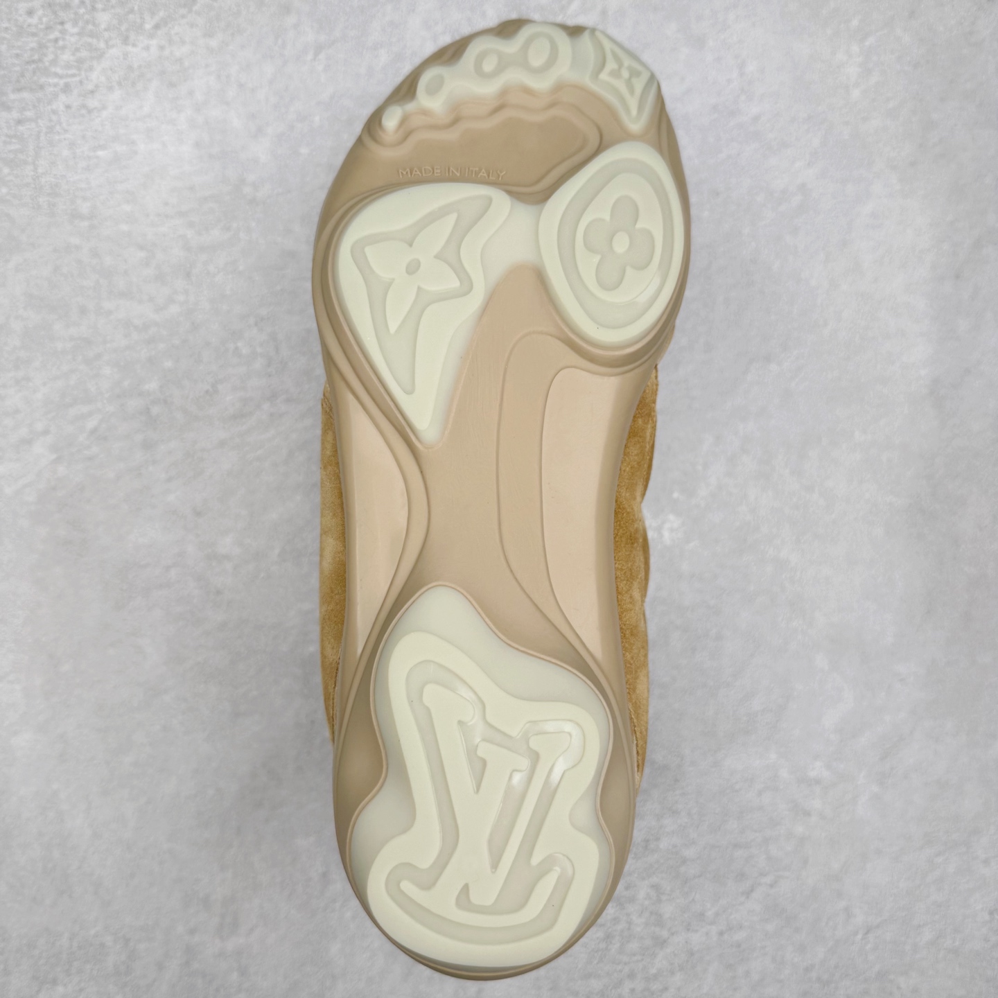 图片[9]-＃纯原 LOUIS VUITTON Footprint Soccer LV 皮革 2025春夏男士系列圆头系带低帮生活休闲鞋 2025春夏系列时装展中亮相，是Pharrell Williams 首次以足球鞋为灵感设计的运动鞋。鞋款的灵感来自跨越世代和文化的足球运动，呼应2025春夏系列时装展团结一致、全民参与的主题。鞋款以流丽的设计著称，侧面以富动感的IV Initials标志点缀，鞋舌缀有灵感来自足球队伍的Lvers United徽章，而脚掌纹橡胶鞋底饰有多款路易威登标志 时髦休闲穿搭 时尚界的弄潮儿 实拍调校N版已经零色差零失真 百分百还原实物色彩所见即所得 不存在货不对板色差等低级问题 选购参考实物拍摄 不混卖不参货 只用心做好货严格选品 承诺混一赔十 尺码：36 37 38 39 40 41 42 43 44 45 46-选品中心