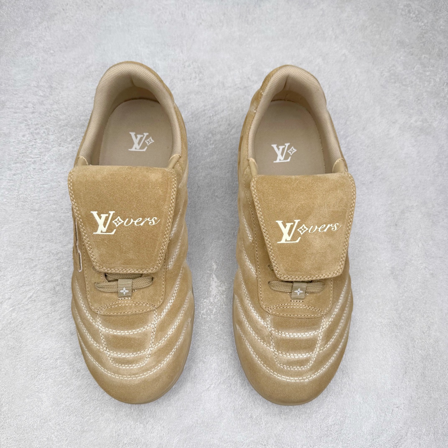 图片[2]-＃纯原 LOUIS VUITTON Footprint Soccer LV 皮革 2025春夏男士系列圆头系带低帮生活休闲鞋 2025春夏系列时装展中亮相，是Pharrell Williams 首次以足球鞋为灵感设计的运动鞋。鞋款的灵感来自跨越世代和文化的足球运动，呼应2025春夏系列时装展团结一致、全民参与的主题。鞋款以流丽的设计著称，侧面以富动感的IV Initials标志点缀，鞋舌缀有灵感来自足球队伍的Lvers United徽章，而脚掌纹橡胶鞋底饰有多款路易威登标志 时髦休闲穿搭 时尚界的弄潮儿 实拍调校N版已经零色差零失真 百分百还原实物色彩所见即所得 不存在货不对板色差等低级问题 选购参考实物拍摄 不混卖不参货 只用心做好货严格选品 承诺混一赔十 尺码：36 37 38 39 40 41 42 43 44 45 46-选品中心