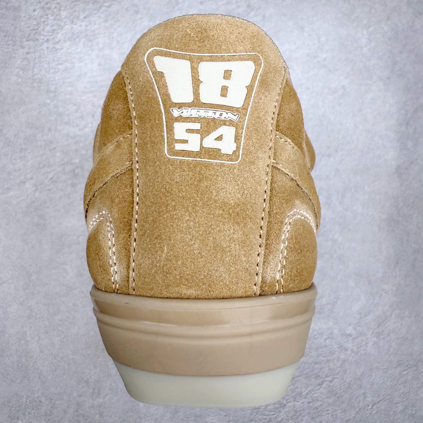 图片[8]-＃纯原 LOUIS VUITTON Footprint Soccer LV 皮革 2025春夏男士系列圆头系带低帮生活休闲鞋 2025春夏系列时装展中亮相，是Pharrell Williams 首次以足球鞋为灵感设计的运动鞋。鞋款的灵感来自跨越世代和文化的足球运动，呼应2025春夏系列时装展团结一致、全民参与的主题。鞋款以流丽的设计著称，侧面以富动感的IV Initials标志点缀，鞋舌缀有灵感来自足球队伍的Lvers United徽章，而脚掌纹橡胶鞋底饰有多款路易威登标志 时髦休闲穿搭 时尚界的弄潮儿 实拍调校N版已经零色差零失真 百分百还原实物色彩所见即所得 不存在货不对板色差等低级问题 选购参考实物拍摄 不混卖不参货 只用心做好货严格选品 承诺混一赔十 尺码：36 37 38 39 40 41 42 43 44 45 46-选品中心