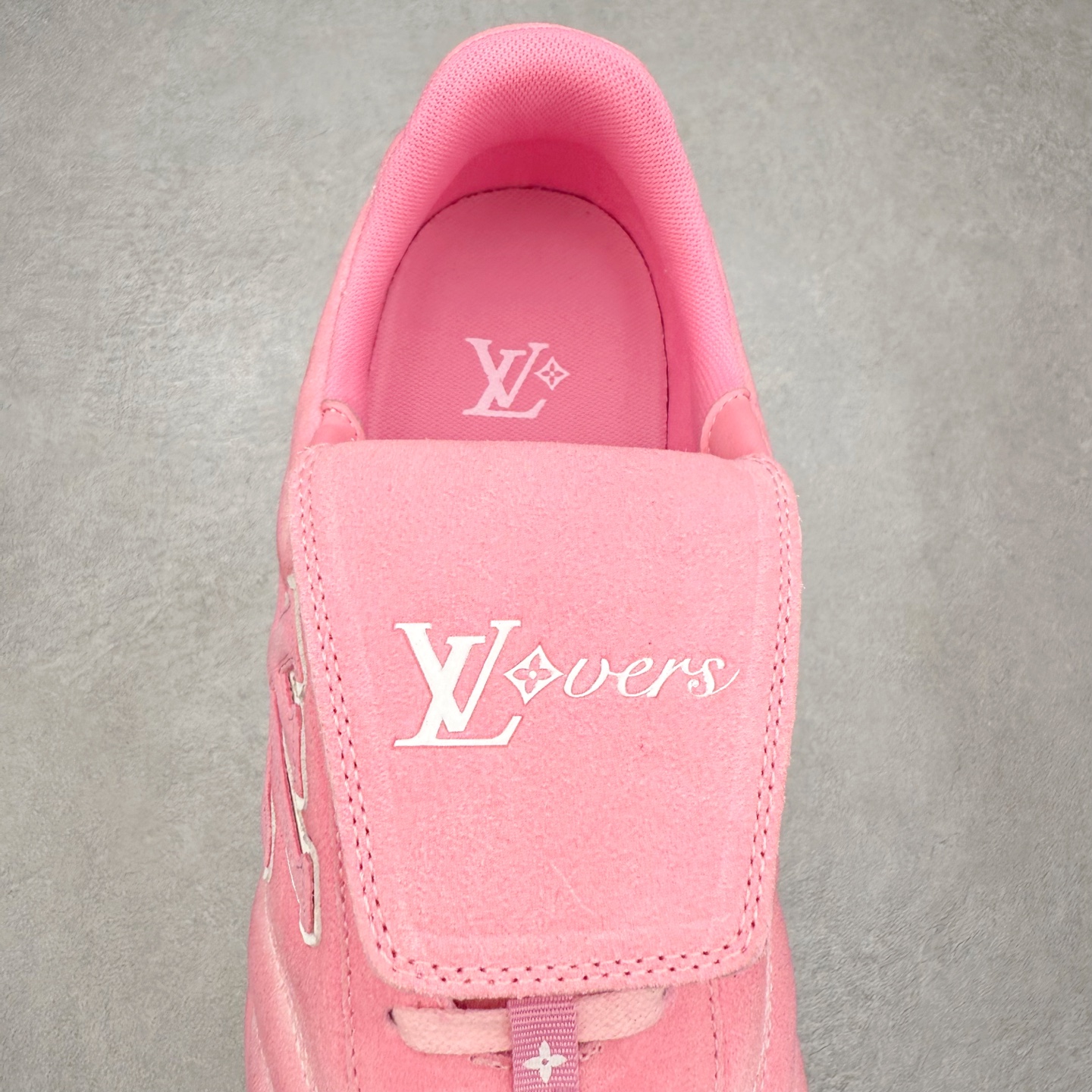 图片[5]-＃纯原 LOUIS VUITTON Footprint Soccer LV 皮革 2025春夏男士系列圆头系带低帮生活休闲鞋 2025春夏系列时装展中亮相，是Pharrell Williams 首次以足球鞋为灵感设计的运动鞋。鞋款的灵感来自跨越世代和文化的足球运动，呼应2025春夏系列时装展团结一致、全民参与的主题。鞋款以流丽的设计著称，侧面以富动感的IV Initials标志点缀，鞋舌缀有灵感来自足球队伍的Lvers United徽章，而脚掌纹橡胶鞋底饰有多款路易威登标志 时髦休闲穿搭 时尚界的弄潮儿 实拍调校N版已经零色差零失真 百分百还原实物色彩所见即所得 不存在货不对板色差等低级问题 选购参考实物拍摄 不混卖不参货 只用心做好货严格选品 承诺混一赔十 尺码：36 37 38 39 40 41 42 43 44 45 46-选品中心