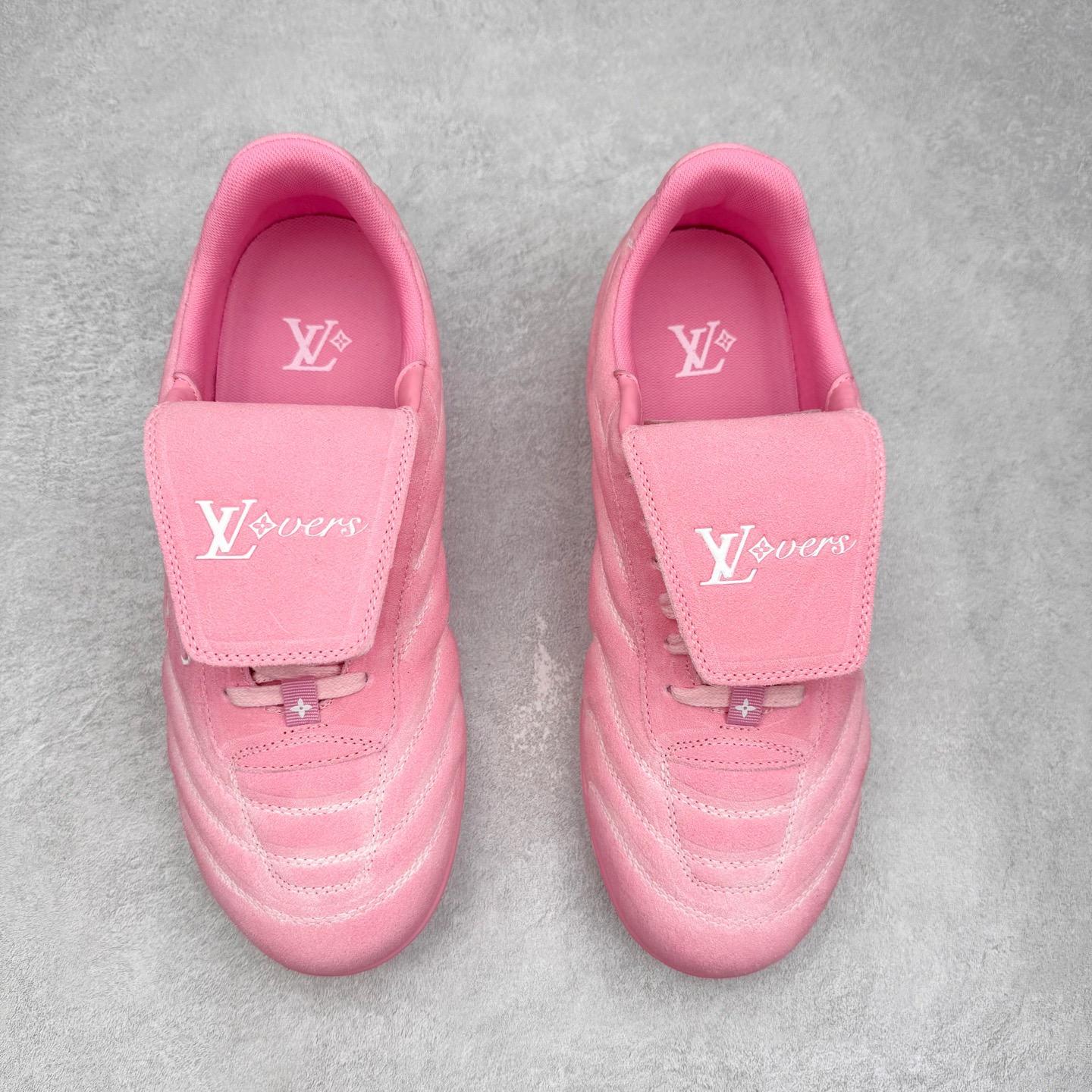 图片[2]-＃纯原 LOUIS VUITTON Footprint Soccer LV 皮革 2025春夏男士系列圆头系带低帮生活休闲鞋 2025春夏系列时装展中亮相，是Pharrell Williams 首次以足球鞋为灵感设计的运动鞋。鞋款的灵感来自跨越世代和文化的足球运动，呼应2025春夏系列时装展团结一致、全民参与的主题。鞋款以流丽的设计著称，侧面以富动感的IV Initials标志点缀，鞋舌缀有灵感来自足球队伍的Lvers United徽章，而脚掌纹橡胶鞋底饰有多款路易威登标志 时髦休闲穿搭 时尚界的弄潮儿 实拍调校N版已经零色差零失真 百分百还原实物色彩所见即所得 不存在货不对板色差等低级问题 选购参考实物拍摄 不混卖不参货 只用心做好货严格选品 承诺混一赔十 尺码：36 37 38 39 40 41 42 43 44 45 46-选品中心