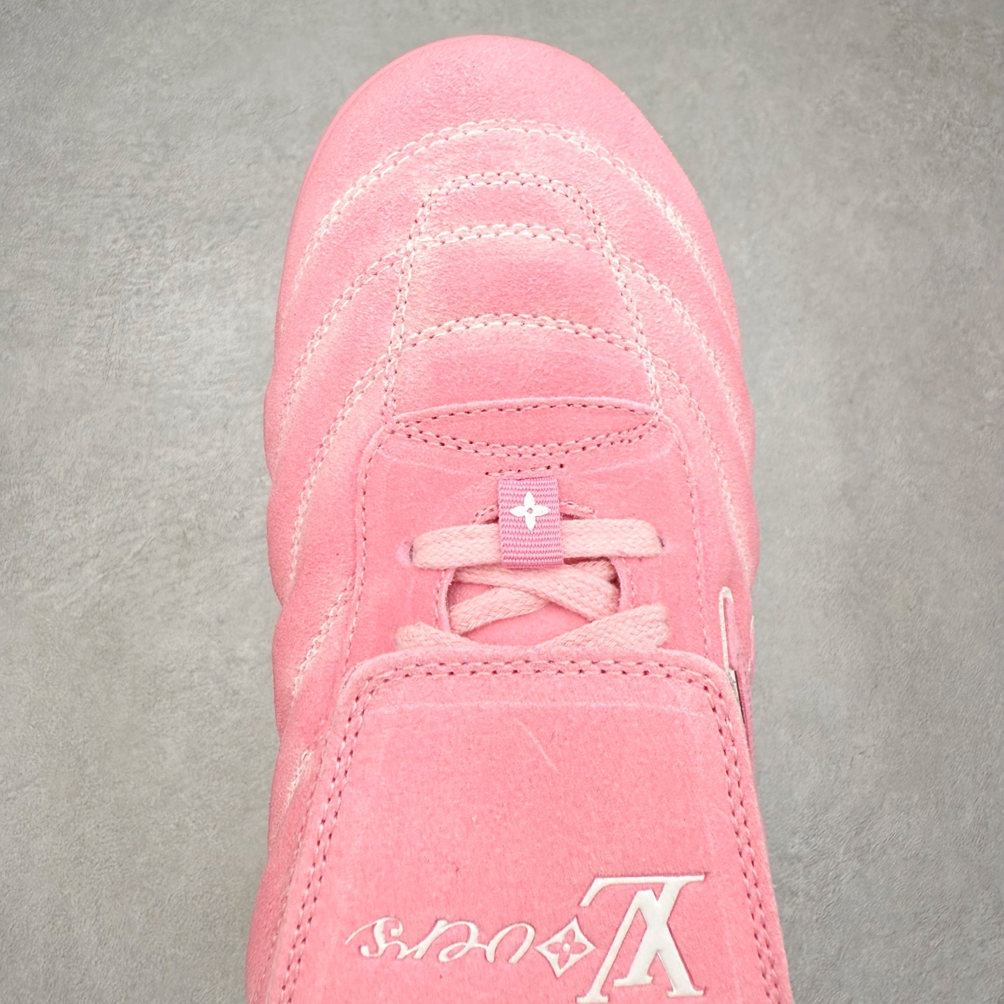 图片[4]-＃纯原 LOUIS VUITTON Footprint Soccer LV 皮革 2025春夏男士系列圆头系带低帮生活休闲鞋 2025春夏系列时装展中亮相，是Pharrell Williams 首次以足球鞋为灵感设计的运动鞋。鞋款的灵感来自跨越世代和文化的足球运动，呼应2025春夏系列时装展团结一致、全民参与的主题。鞋款以流丽的设计著称，侧面以富动感的IV Initials标志点缀，鞋舌缀有灵感来自足球队伍的Lvers United徽章，而脚掌纹橡胶鞋底饰有多款路易威登标志 时髦休闲穿搭 时尚界的弄潮儿 实拍调校N版已经零色差零失真 百分百还原实物色彩所见即所得 不存在货不对板色差等低级问题 选购参考实物拍摄 不混卖不参货 只用心做好货严格选品 承诺混一赔十 尺码：36 37 38 39 40 41 42 43 44 45 46-选品中心