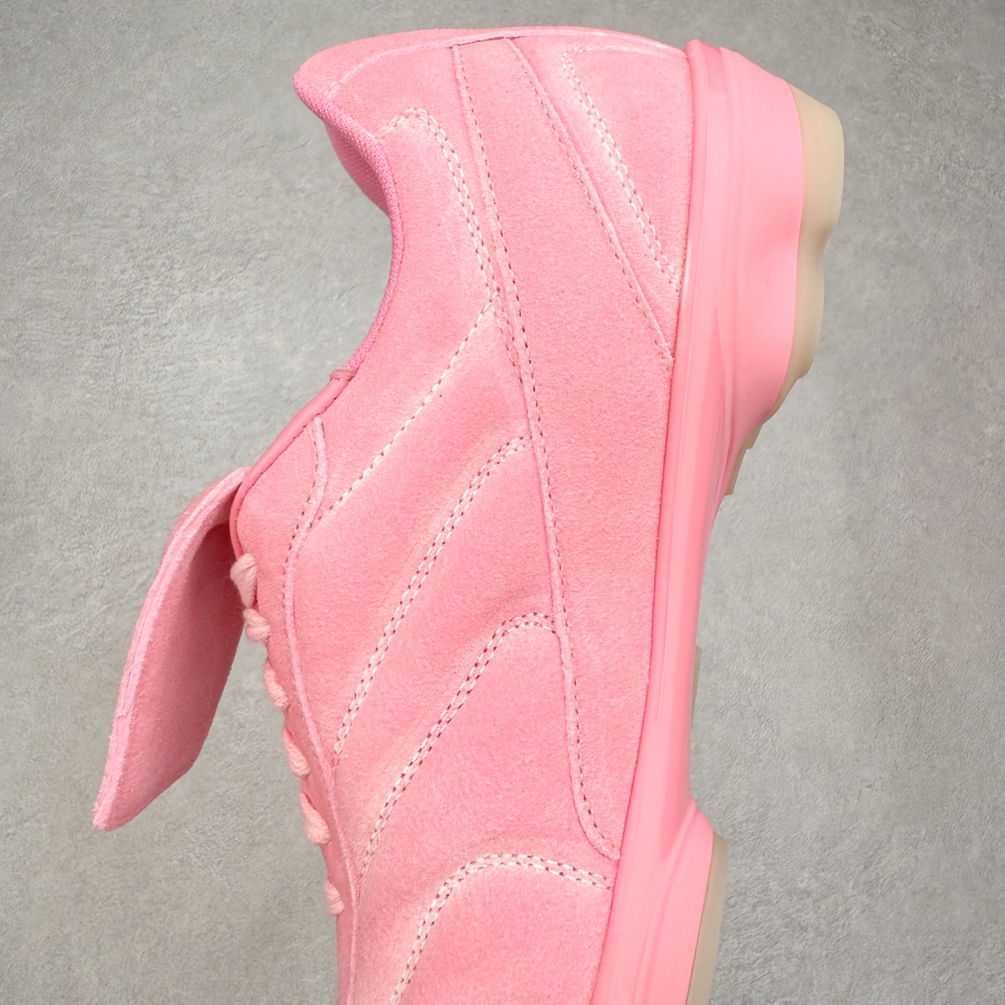 图片[7]-＃纯原 LOUIS VUITTON Footprint Soccer LV 皮革 2025春夏男士系列圆头系带低帮生活休闲鞋 2025春夏系列时装展中亮相，是Pharrell Williams 首次以足球鞋为灵感设计的运动鞋。鞋款的灵感来自跨越世代和文化的足球运动，呼应2025春夏系列时装展团结一致、全民参与的主题。鞋款以流丽的设计著称，侧面以富动感的IV Initials标志点缀，鞋舌缀有灵感来自足球队伍的Lvers United徽章，而脚掌纹橡胶鞋底饰有多款路易威登标志 时髦休闲穿搭 时尚界的弄潮儿 实拍调校N版已经零色差零失真 百分百还原实物色彩所见即所得 不存在货不对板色差等低级问题 选购参考实物拍摄 不混卖不参货 只用心做好货严格选品 承诺混一赔十 尺码：36 37 38 39 40 41 42 43 44 45 46-选品中心