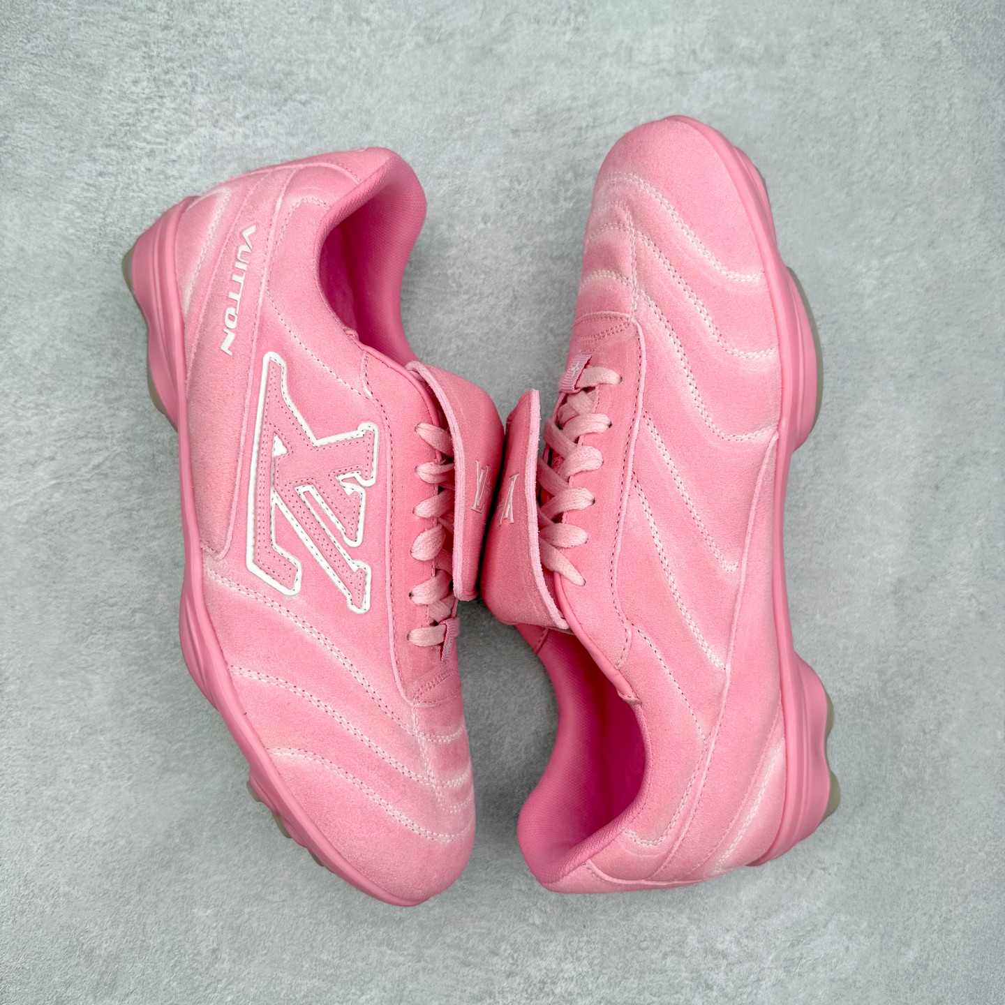 图片[3]-＃纯原 LOUIS VUITTON Footprint Soccer LV 皮革 2025春夏男士系列圆头系带低帮生活休闲鞋 2025春夏系列时装展中亮相，是Pharrell Williams 首次以足球鞋为灵感设计的运动鞋。鞋款的灵感来自跨越世代和文化的足球运动，呼应2025春夏系列时装展团结一致、全民参与的主题。鞋款以流丽的设计著称，侧面以富动感的IV Initials标志点缀，鞋舌缀有灵感来自足球队伍的Lvers United徽章，而脚掌纹橡胶鞋底饰有多款路易威登标志 时髦休闲穿搭 时尚界的弄潮儿 实拍调校N版已经零色差零失真 百分百还原实物色彩所见即所得 不存在货不对板色差等低级问题 选购参考实物拍摄 不混卖不参货 只用心做好货严格选品 承诺混一赔十 尺码：36 37 38 39 40 41 42 43 44 45 46-选品中心