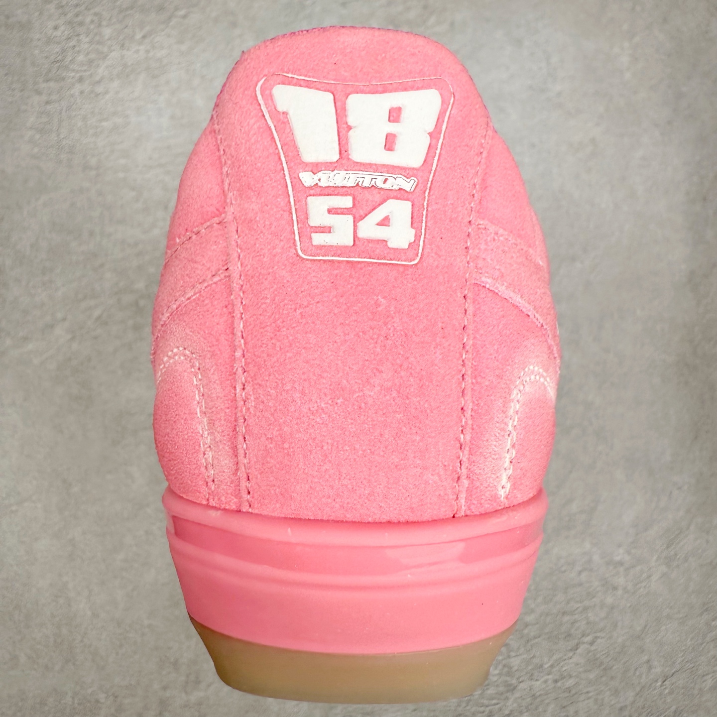 图片[8]-＃纯原 LOUIS VUITTON Footprint Soccer LV 皮革 2025春夏男士系列圆头系带低帮生活休闲鞋 2025春夏系列时装展中亮相，是Pharrell Williams 首次以足球鞋为灵感设计的运动鞋。鞋款的灵感来自跨越世代和文化的足球运动，呼应2025春夏系列时装展团结一致、全民参与的主题。鞋款以流丽的设计著称，侧面以富动感的IV Initials标志点缀，鞋舌缀有灵感来自足球队伍的Lvers United徽章，而脚掌纹橡胶鞋底饰有多款路易威登标志 时髦休闲穿搭 时尚界的弄潮儿 实拍调校N版已经零色差零失真 百分百还原实物色彩所见即所得 不存在货不对板色差等低级问题 选购参考实物拍摄 不混卖不参货 只用心做好货严格选品 承诺混一赔十 尺码：36 37 38 39 40 41 42 43 44 45 46-选品中心