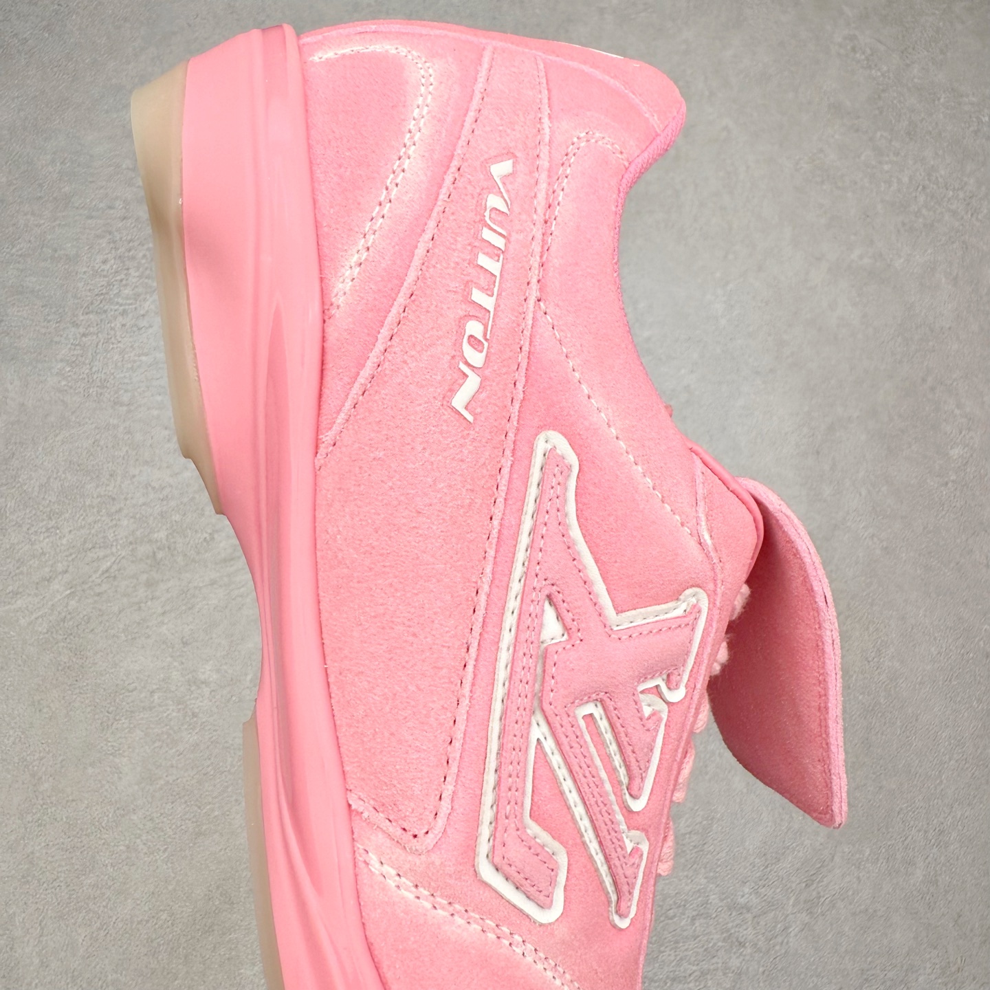 图片[6]-＃纯原 LOUIS VUITTON Footprint Soccer LV 皮革 2025春夏男士系列圆头系带低帮生活休闲鞋 2025春夏系列时装展中亮相，是Pharrell Williams 首次以足球鞋为灵感设计的运动鞋。鞋款的灵感来自跨越世代和文化的足球运动，呼应2025春夏系列时装展团结一致、全民参与的主题。鞋款以流丽的设计著称，侧面以富动感的IV Initials标志点缀，鞋舌缀有灵感来自足球队伍的Lvers United徽章，而脚掌纹橡胶鞋底饰有多款路易威登标志 时髦休闲穿搭 时尚界的弄潮儿 实拍调校N版已经零色差零失真 百分百还原实物色彩所见即所得 不存在货不对板色差等低级问题 选购参考实物拍摄 不混卖不参货 只用心做好货严格选品 承诺混一赔十 尺码：36 37 38 39 40 41 42 43 44 45 46-选品中心