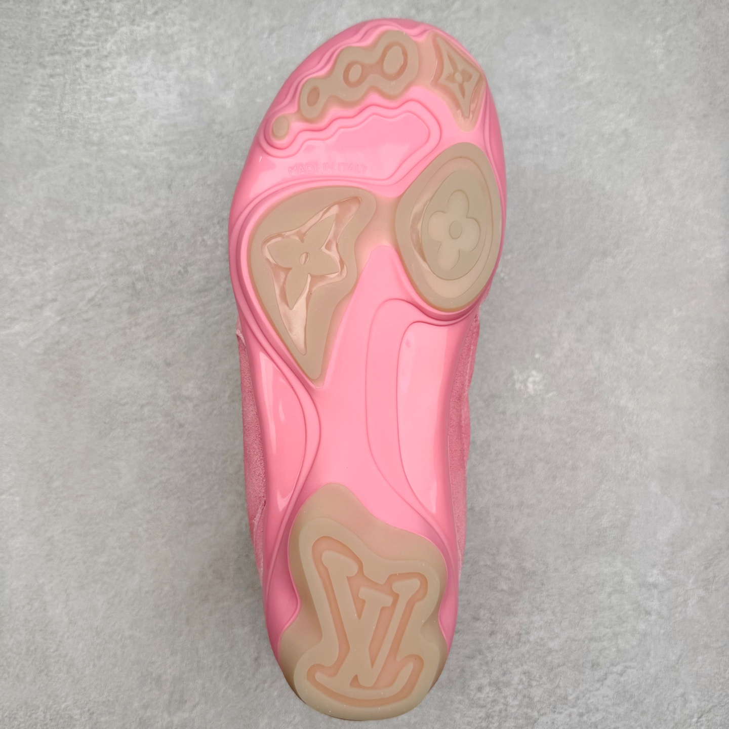 图片[9]-＃纯原 LOUIS VUITTON Footprint Soccer LV 皮革 2025春夏男士系列圆头系带低帮生活休闲鞋 2025春夏系列时装展中亮相，是Pharrell Williams 首次以足球鞋为灵感设计的运动鞋。鞋款的灵感来自跨越世代和文化的足球运动，呼应2025春夏系列时装展团结一致、全民参与的主题。鞋款以流丽的设计著称，侧面以富动感的IV Initials标志点缀，鞋舌缀有灵感来自足球队伍的Lvers United徽章，而脚掌纹橡胶鞋底饰有多款路易威登标志 时髦休闲穿搭 时尚界的弄潮儿 实拍调校N版已经零色差零失真 百分百还原实物色彩所见即所得 不存在货不对板色差等低级问题 选购参考实物拍摄 不混卖不参货 只用心做好货严格选品 承诺混一赔十 尺码：36 37 38 39 40 41 42 43 44 45 46-选品中心