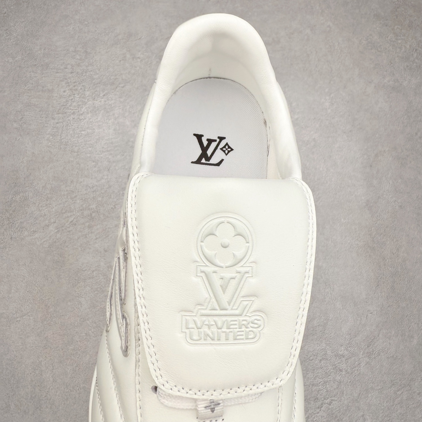 图片[5]-＃纯原 LOUIS VUITTON Footprint Soccer LV 皮革 2025春夏男士系列圆头系带低帮生活休闲鞋 2025春夏系列时装展中亮相，是Pharrell Williams 首次以足球鞋为灵感设计的运动鞋。鞋款的灵感来自跨越世代和文化的足球运动，呼应2025春夏系列时装展团结一致、全民参与的主题。鞋款以流丽的设计著称，侧面以富动感的IV Initials标志点缀，鞋舌缀有灵感来自足球队伍的Lvers United徽章，而脚掌纹橡胶鞋底饰有多款路易威登标志 时髦休闲穿搭 时尚界的弄潮儿 实拍调校N版已经零色差零失真 百分百还原实物色彩所见即所得 不存在货不对板色差等低级问题 选购参考实物拍摄 不混卖不参货 只用心做好货严格选品 承诺混一赔十 尺码：36 37 38 39 40 41 42 43 44 45 46-选品中心