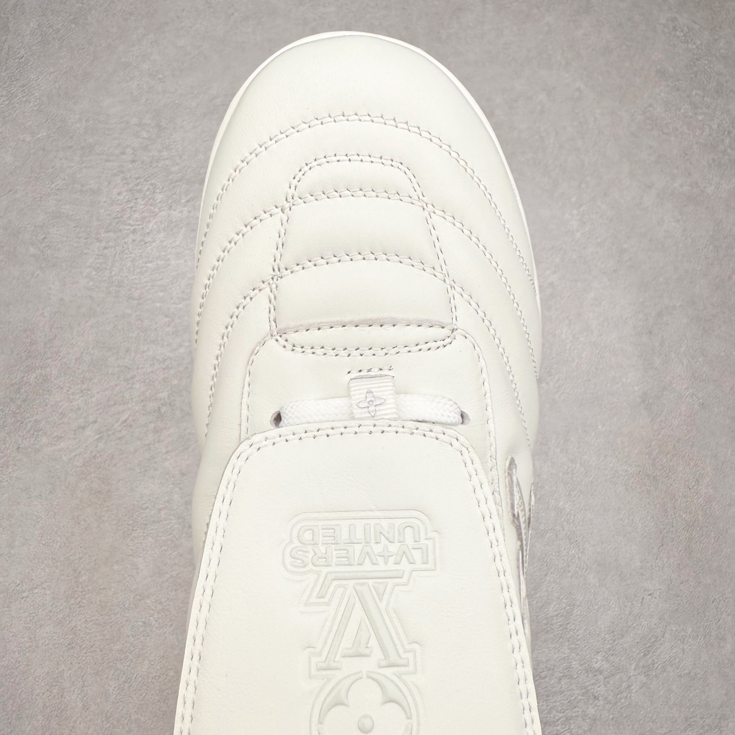 图片[4]-＃纯原 LOUIS VUITTON Footprint Soccer LV 皮革 2025春夏男士系列圆头系带低帮生活休闲鞋 2025春夏系列时装展中亮相，是Pharrell Williams 首次以足球鞋为灵感设计的运动鞋。鞋款的灵感来自跨越世代和文化的足球运动，呼应2025春夏系列时装展团结一致、全民参与的主题。鞋款以流丽的设计著称，侧面以富动感的IV Initials标志点缀，鞋舌缀有灵感来自足球队伍的Lvers United徽章，而脚掌纹橡胶鞋底饰有多款路易威登标志 时髦休闲穿搭 时尚界的弄潮儿 实拍调校N版已经零色差零失真 百分百还原实物色彩所见即所得 不存在货不对板色差等低级问题 选购参考实物拍摄 不混卖不参货 只用心做好货严格选品 承诺混一赔十 尺码：36 37 38 39 40 41 42 43 44 45 46-选品中心