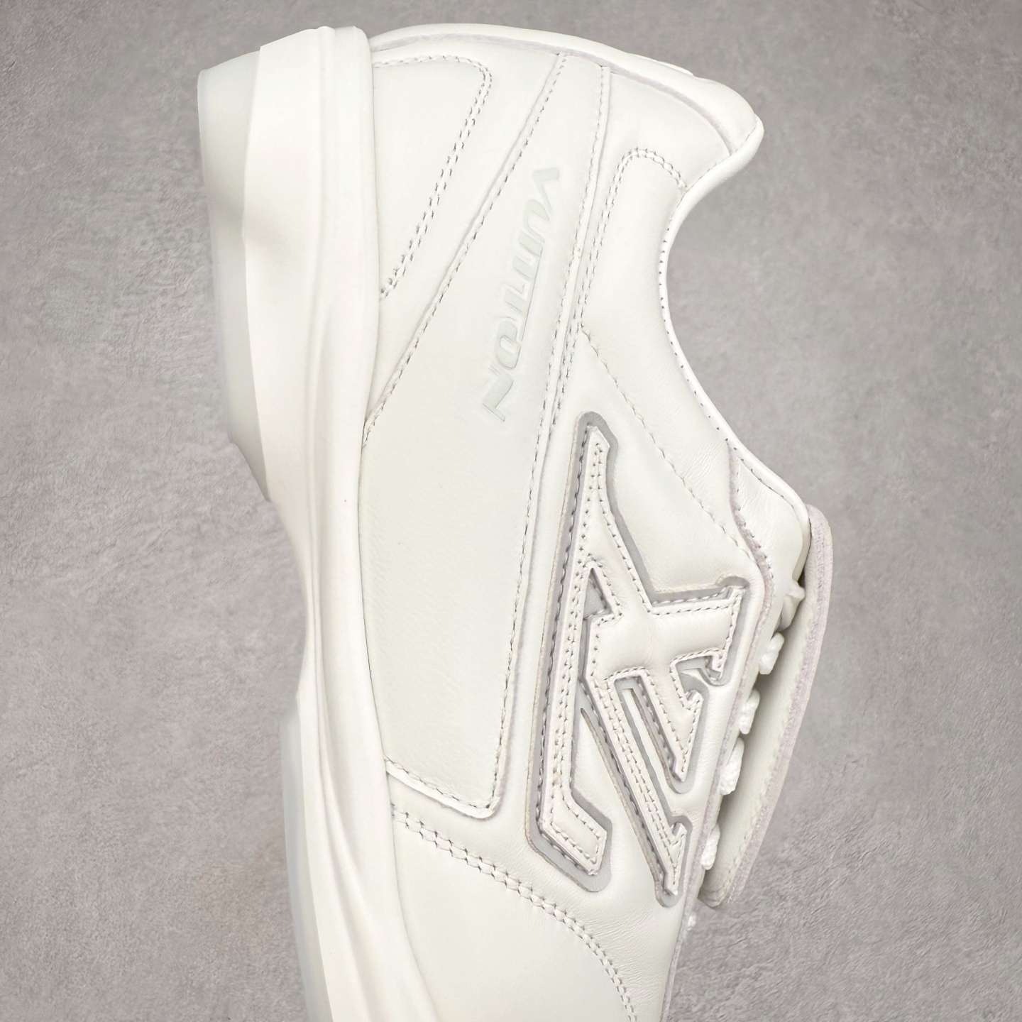 图片[6]-＃纯原 LOUIS VUITTON Footprint Soccer LV 皮革 2025春夏男士系列圆头系带低帮生活休闲鞋 2025春夏系列时装展中亮相，是Pharrell Williams 首次以足球鞋为灵感设计的运动鞋。鞋款的灵感来自跨越世代和文化的足球运动，呼应2025春夏系列时装展团结一致、全民参与的主题。鞋款以流丽的设计著称，侧面以富动感的IV Initials标志点缀，鞋舌缀有灵感来自足球队伍的Lvers United徽章，而脚掌纹橡胶鞋底饰有多款路易威登标志 时髦休闲穿搭 时尚界的弄潮儿 实拍调校N版已经零色差零失真 百分百还原实物色彩所见即所得 不存在货不对板色差等低级问题 选购参考实物拍摄 不混卖不参货 只用心做好货严格选品 承诺混一赔十 尺码：36 37 38 39 40 41 42 43 44 45 46-选品中心