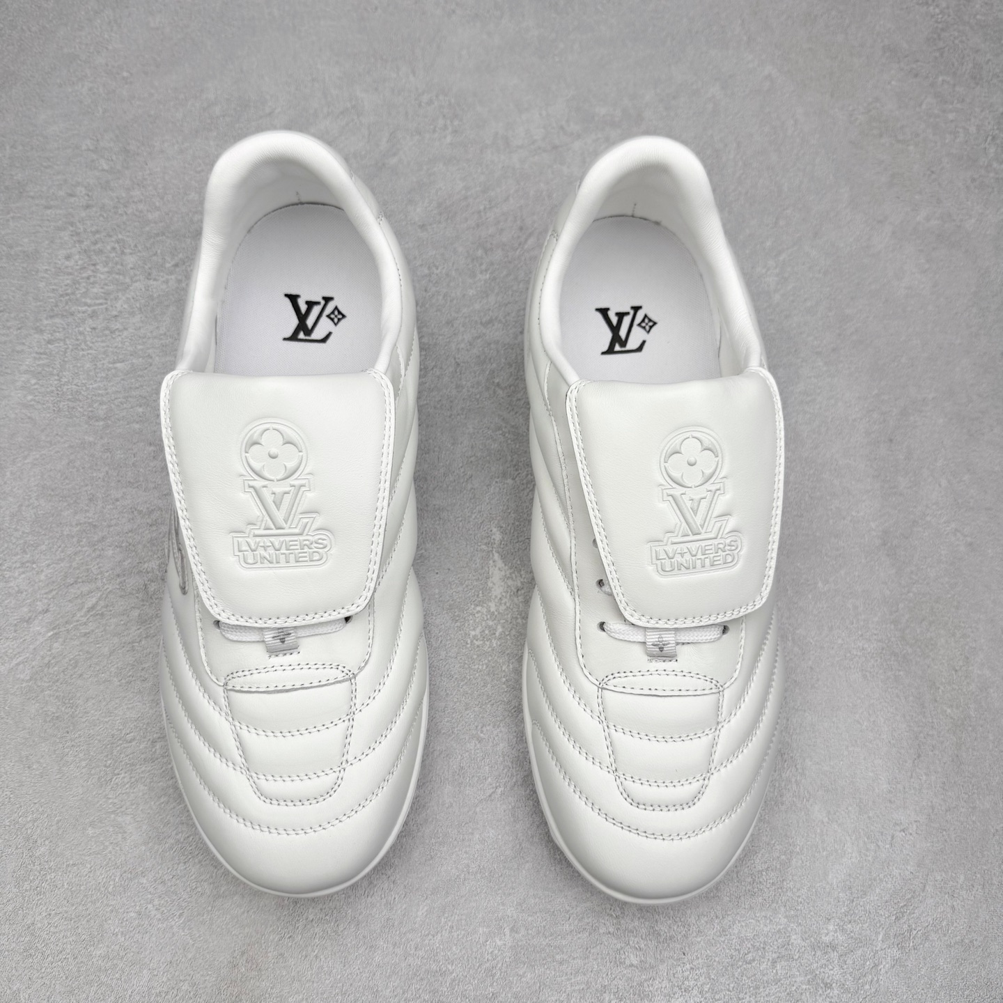 图片[2]-＃纯原 LOUIS VUITTON Footprint Soccer LV 皮革 2025春夏男士系列圆头系带低帮生活休闲鞋 2025春夏系列时装展中亮相，是Pharrell Williams 首次以足球鞋为灵感设计的运动鞋。鞋款的灵感来自跨越世代和文化的足球运动，呼应2025春夏系列时装展团结一致、全民参与的主题。鞋款以流丽的设计著称，侧面以富动感的IV Initials标志点缀，鞋舌缀有灵感来自足球队伍的Lvers United徽章，而脚掌纹橡胶鞋底饰有多款路易威登标志 时髦休闲穿搭 时尚界的弄潮儿 实拍调校N版已经零色差零失真 百分百还原实物色彩所见即所得 不存在货不对板色差等低级问题 选购参考实物拍摄 不混卖不参货 只用心做好货严格选品 承诺混一赔十 尺码：36 37 38 39 40 41 42 43 44 45 46-选品中心