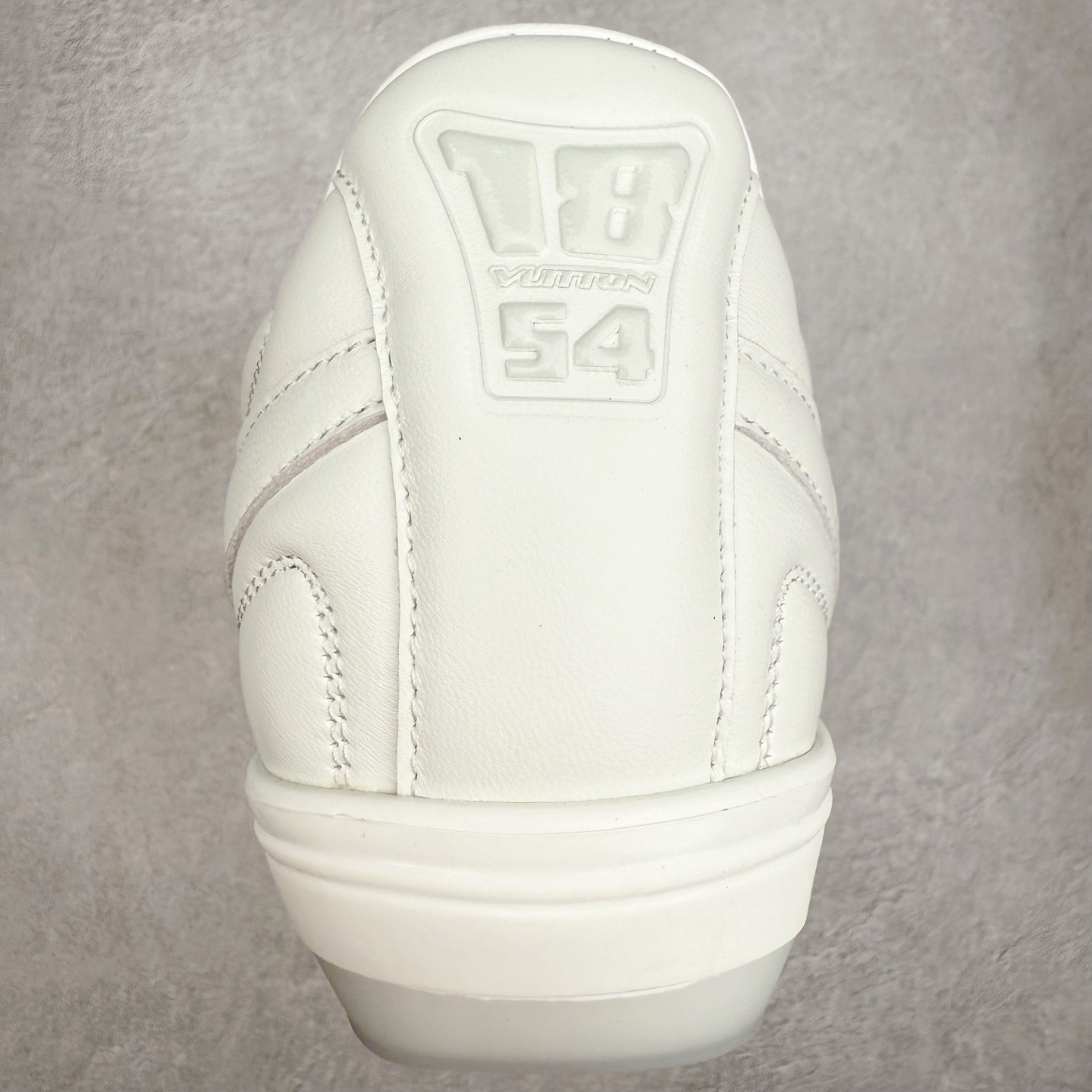 图片[8]-＃纯原 LOUIS VUITTON Footprint Soccer LV 皮革 2025春夏男士系列圆头系带低帮生活休闲鞋 2025春夏系列时装展中亮相，是Pharrell Williams 首次以足球鞋为灵感设计的运动鞋。鞋款的灵感来自跨越世代和文化的足球运动，呼应2025春夏系列时装展团结一致、全民参与的主题。鞋款以流丽的设计著称，侧面以富动感的IV Initials标志点缀，鞋舌缀有灵感来自足球队伍的Lvers United徽章，而脚掌纹橡胶鞋底饰有多款路易威登标志 时髦休闲穿搭 时尚界的弄潮儿 实拍调校N版已经零色差零失真 百分百还原实物色彩所见即所得 不存在货不对板色差等低级问题 选购参考实物拍摄 不混卖不参货 只用心做好货严格选品 承诺混一赔十 尺码：36 37 38 39 40 41 42 43 44 45 46-选品中心