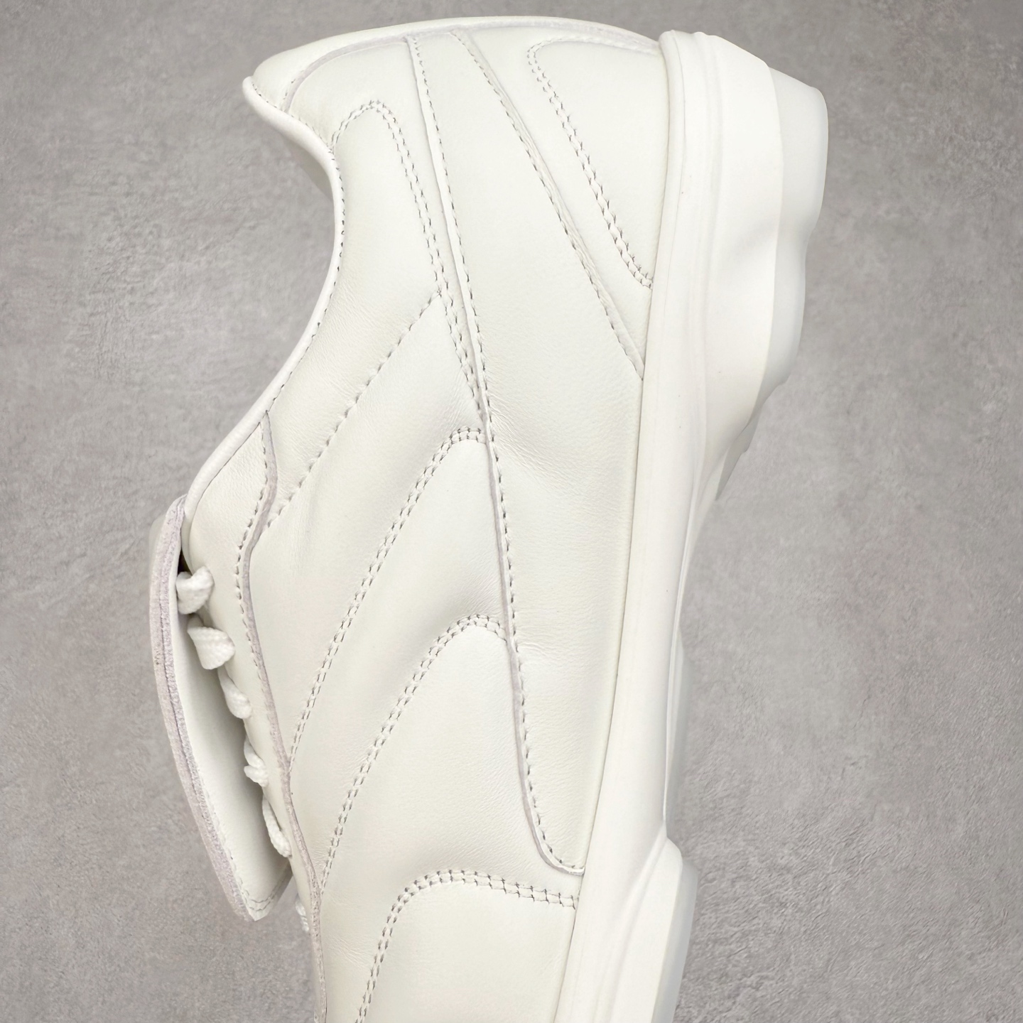 图片[7]-＃纯原 LOUIS VUITTON Footprint Soccer LV 皮革 2025春夏男士系列圆头系带低帮生活休闲鞋 2025春夏系列时装展中亮相，是Pharrell Williams 首次以足球鞋为灵感设计的运动鞋。鞋款的灵感来自跨越世代和文化的足球运动，呼应2025春夏系列时装展团结一致、全民参与的主题。鞋款以流丽的设计著称，侧面以富动感的IV Initials标志点缀，鞋舌缀有灵感来自足球队伍的Lvers United徽章，而脚掌纹橡胶鞋底饰有多款路易威登标志 时髦休闲穿搭 时尚界的弄潮儿 实拍调校N版已经零色差零失真 百分百还原实物色彩所见即所得 不存在货不对板色差等低级问题 选购参考实物拍摄 不混卖不参货 只用心做好货严格选品 承诺混一赔十 尺码：36 37 38 39 40 41 42 43 44 45 46-选品中心