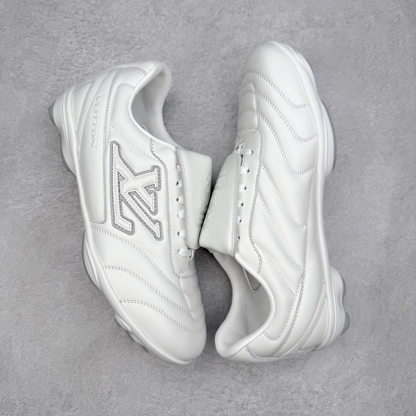 图片[3]-＃纯原 LOUIS VUITTON Footprint Soccer LV 皮革 2025春夏男士系列圆头系带低帮生活休闲鞋 2025春夏系列时装展中亮相，是Pharrell Williams 首次以足球鞋为灵感设计的运动鞋。鞋款的灵感来自跨越世代和文化的足球运动，呼应2025春夏系列时装展团结一致、全民参与的主题。鞋款以流丽的设计著称，侧面以富动感的IV Initials标志点缀，鞋舌缀有灵感来自足球队伍的Lvers United徽章，而脚掌纹橡胶鞋底饰有多款路易威登标志 时髦休闲穿搭 时尚界的弄潮儿 实拍调校N版已经零色差零失真 百分百还原实物色彩所见即所得 不存在货不对板色差等低级问题 选购参考实物拍摄 不混卖不参货 只用心做好货严格选品 承诺混一赔十 尺码：36 37 38 39 40 41 42 43 44 45 46-选品中心