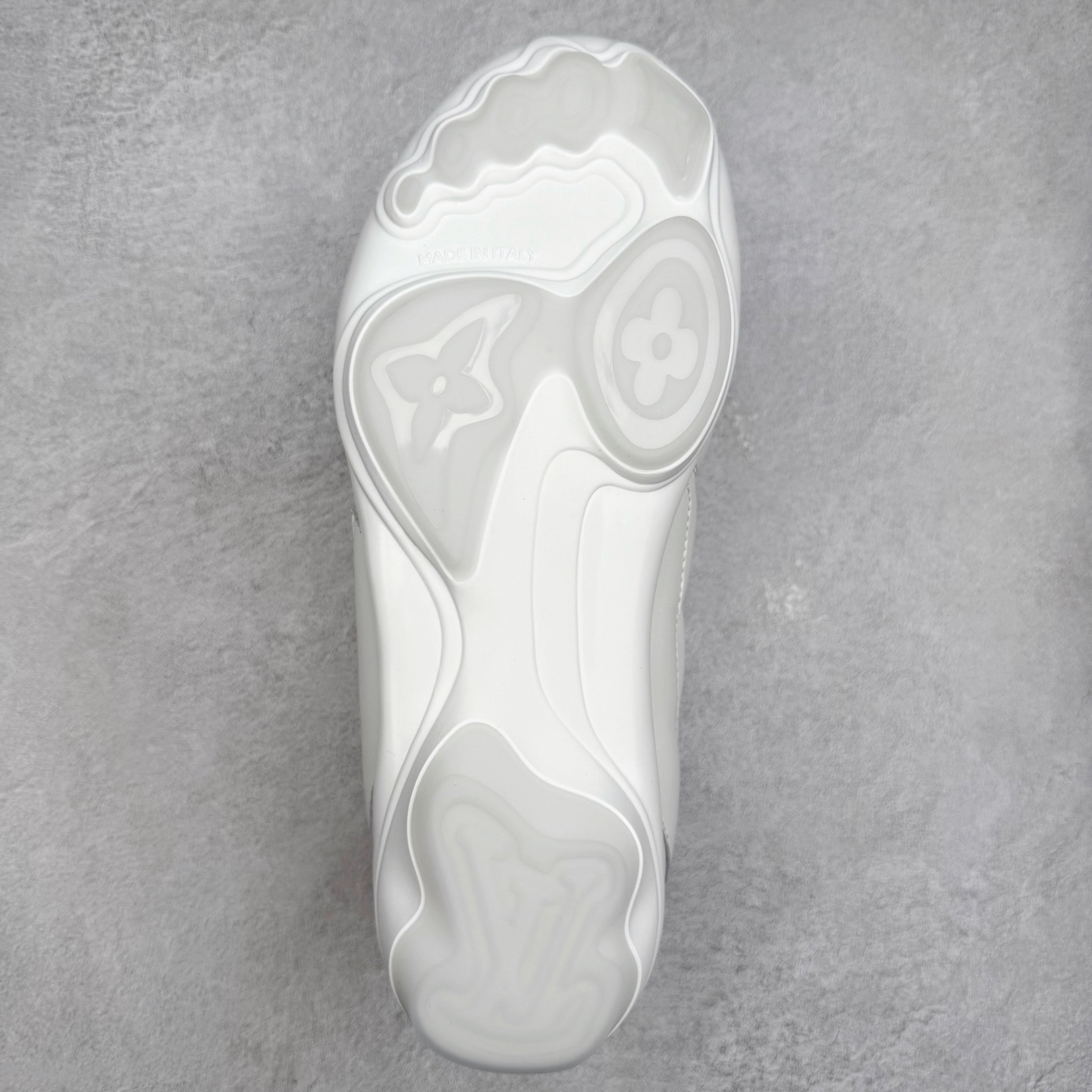 图片[9]-＃纯原 LOUIS VUITTON Footprint Soccer LV 皮革 2025春夏男士系列圆头系带低帮生活休闲鞋 2025春夏系列时装展中亮相，是Pharrell Williams 首次以足球鞋为灵感设计的运动鞋。鞋款的灵感来自跨越世代和文化的足球运动，呼应2025春夏系列时装展团结一致、全民参与的主题。鞋款以流丽的设计著称，侧面以富动感的IV Initials标志点缀，鞋舌缀有灵感来自足球队伍的Lvers United徽章，而脚掌纹橡胶鞋底饰有多款路易威登标志 时髦休闲穿搭 时尚界的弄潮儿 实拍调校N版已经零色差零失真 百分百还原实物色彩所见即所得 不存在货不对板色差等低级问题 选购参考实物拍摄 不混卖不参货 只用心做好货严格选品 承诺混一赔十 尺码：36 37 38 39 40 41 42 43 44 45 46-选品中心