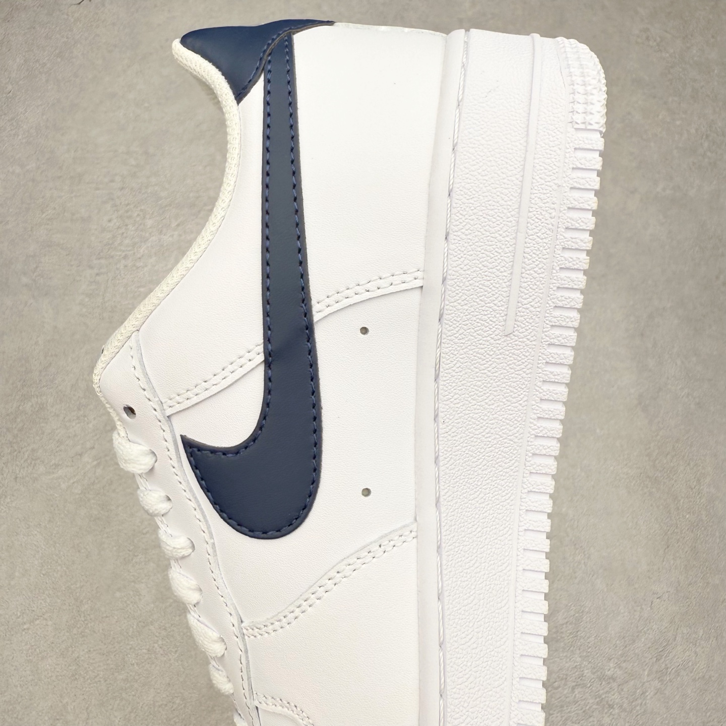 图片[7]-NK Air Force 1´07 Low 空军一号低帮百搭休闲运动板鞋 FJ4146-119 柔软、弹性十足的缓震性能和出色的中底设计 横跨复古与现代的外型结合 造就出风靡全球 三十多年的Force 1 直到今天还深受青睐 实拍调校N版已经零色差零失真 百分百还原实物色彩所见即所得 不存在货不对板色差等低级问题 选购参考实物拍摄 不混卖不参货 只用心做好货严格选品 承诺混一赔十 尺码：36 36.5 37.5 38 38.5 39 40 40.5 41 42 42.5 43 44 44.5 45-选品中心