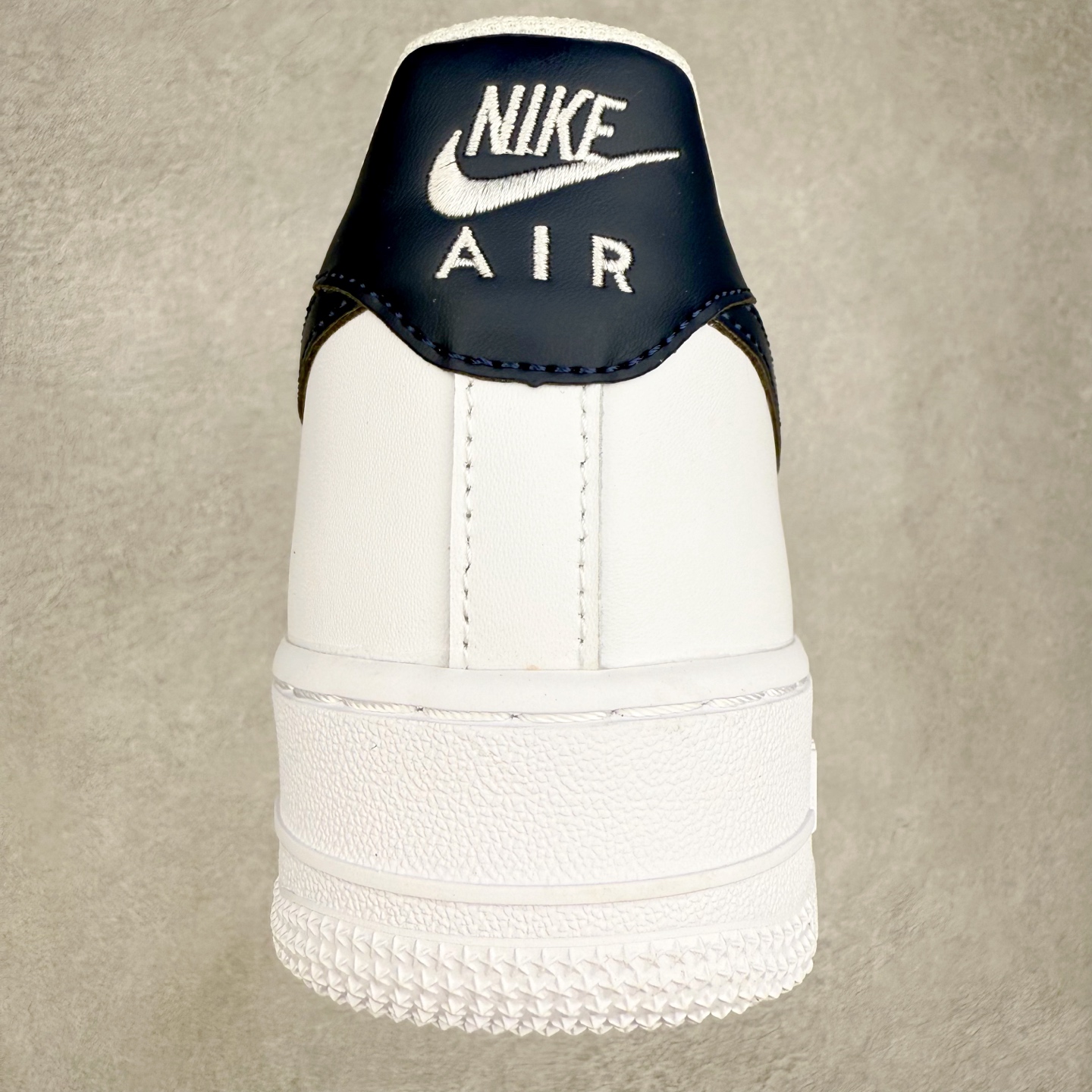 图片[8]-NK Air Force 1´07 Low 空军一号低帮百搭休闲运动板鞋 FJ4146-119 柔软、弹性十足的缓震性能和出色的中底设计 横跨复古与现代的外型结合 造就出风靡全球 三十多年的Force 1 直到今天还深受青睐 实拍调校N版已经零色差零失真 百分百还原实物色彩所见即所得 不存在货不对板色差等低级问题 选购参考实物拍摄 不混卖不参货 只用心做好货严格选品 承诺混一赔十 尺码：36 36.5 37.5 38 38.5 39 40 40.5 41 42 42.5 43 44 44.5 45-选品中心