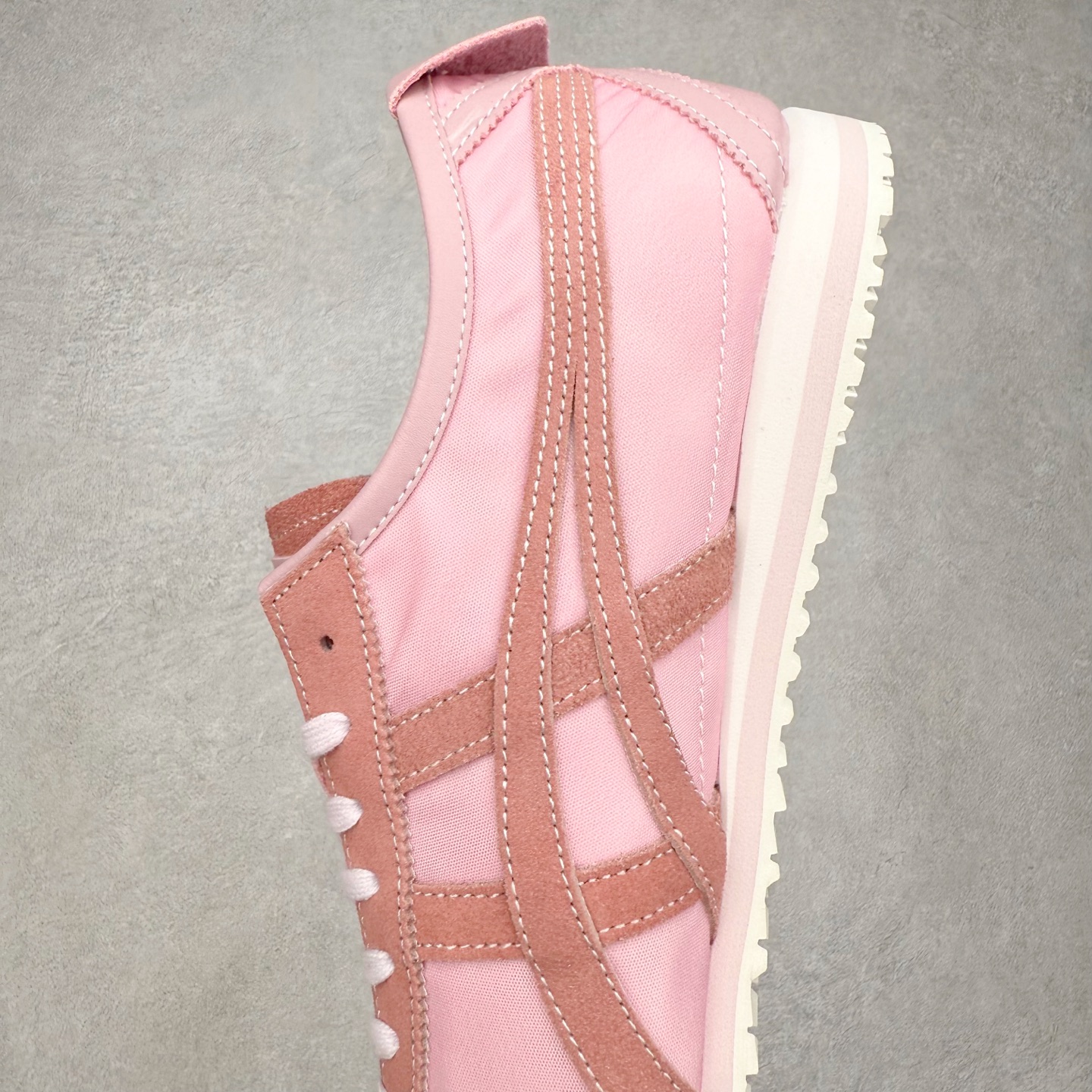 图片[7]-＃C版 Asics Onitsuka Tiger MEXICO 66 亚瑟士鬼冢虎复古经典板鞋 市场王者选手 海外订单工厂出品 长期生产补货永不断码 超成熟稳定的做工品控 原装全套纸板楦头开发 原汁原味 完美呈现版型 私模正确鞋底咬花纹路 一比一鞋头弧度高度鞋身弧度 绝不口嗨 细节品控鞋型随意秒杀市面 原档咬花纹路私模大底 一个单元有六个三角形 总体形拼接呈现花瓣状 官方四联吊牌 原装Ortholite轻量化鞋垫 原盒原配 质保卡 说明书 钢印防尘纸 纸板中底带钢印 乳胶组合鞋垫 支持全方位的对比专柜 产品从款式颜色造型上体现出追求舒适和细节的完美 鞋类更是推崇手工制作的严谨与完美 融舒适性与可穿性的设计风格 注重细节的完美和别致魅力 既保持稳重 又不失轻松的时尚感 尺码：36 37 37.5 38 39 39.5 40 40.5 41.5 42 42.5 43.5 44 45-选品中心