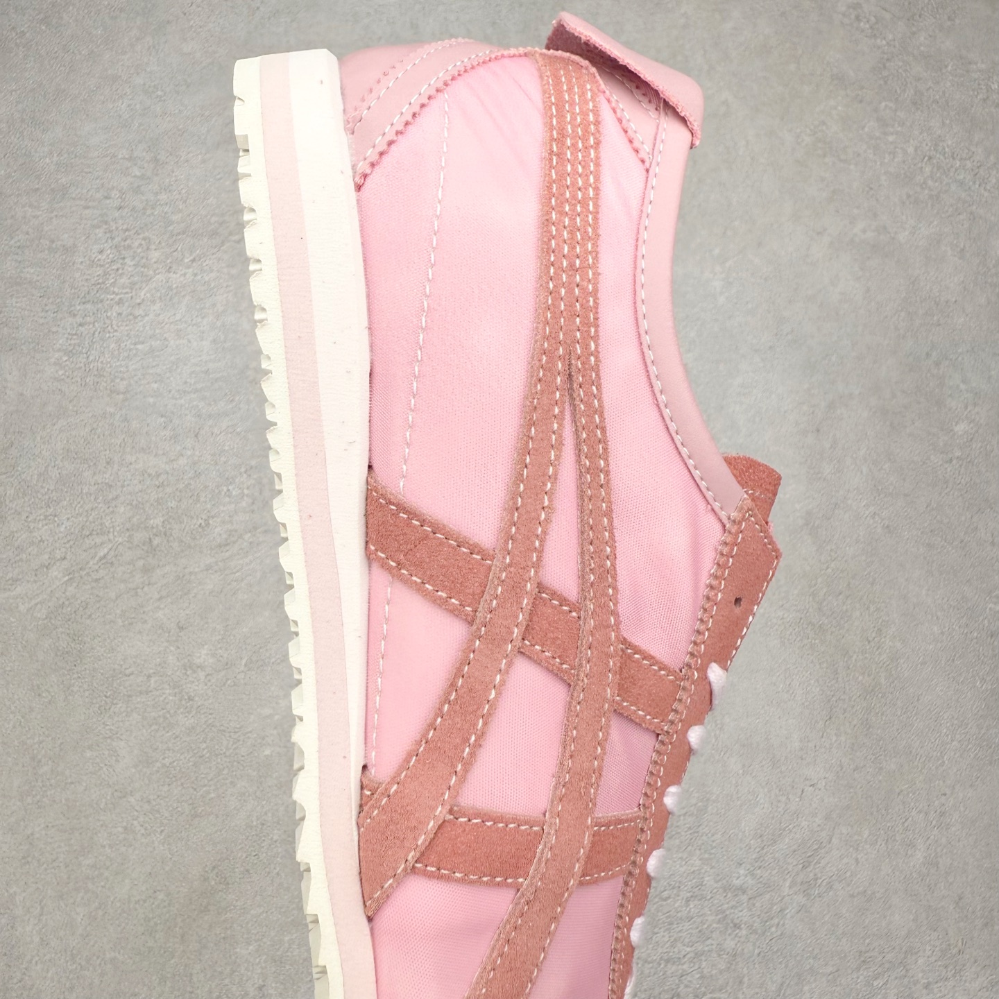 图片[6]-＃C版 Asics Onitsuka Tiger MEXICO 66 亚瑟士鬼冢虎复古经典板鞋 市场王者选手 海外订单工厂出品 长期生产补货永不断码 超成熟稳定的做工品控 原装全套纸板楦头开发 原汁原味 完美呈现版型 私模正确鞋底咬花纹路 一比一鞋头弧度高度鞋身弧度 绝不口嗨 细节品控鞋型随意秒杀市面 原档咬花纹路私模大底 一个单元有六个三角形 总体形拼接呈现花瓣状 官方四联吊牌 原装Ortholite轻量化鞋垫 原盒原配 质保卡 说明书 钢印防尘纸 纸板中底带钢印 乳胶组合鞋垫 支持全方位的对比专柜 产品从款式颜色造型上体现出追求舒适和细节的完美 鞋类更是推崇手工制作的严谨与完美 融舒适性与可穿性的设计风格 注重细节的完美和别致魅力 既保持稳重 又不失轻松的时尚感 尺码：36 37 37.5 38 39 39.5 40 40.5 41.5 42 42.5 43.5 44 45-选品中心