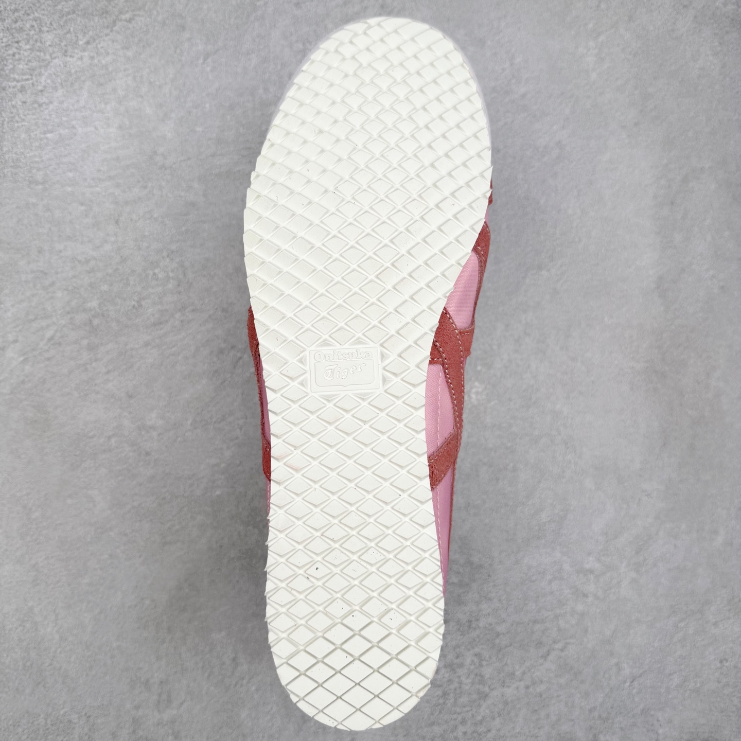 图片[9]-＃C版 Asics Onitsuka Tiger MEXICO 66 亚瑟士鬼冢虎复古经典板鞋 市场王者选手 海外订单工厂出品 长期生产补货永不断码 超成熟稳定的做工品控 原装全套纸板楦头开发 原汁原味 完美呈现版型 私模正确鞋底咬花纹路 一比一鞋头弧度高度鞋身弧度 绝不口嗨 细节品控鞋型随意秒杀市面 原档咬花纹路私模大底 一个单元有六个三角形 总体形拼接呈现花瓣状 官方四联吊牌 原装Ortholite轻量化鞋垫 原盒原配 质保卡 说明书 钢印防尘纸 纸板中底带钢印 乳胶组合鞋垫 支持全方位的对比专柜 产品从款式颜色造型上体现出追求舒适和细节的完美 鞋类更是推崇手工制作的严谨与完美 融舒适性与可穿性的设计风格 注重细节的完美和别致魅力 既保持稳重 又不失轻松的时尚感 尺码：36 37 37.5 38 39 39.5 40 40.5 41.5 42 42.5 43.5 44 45-选品中心